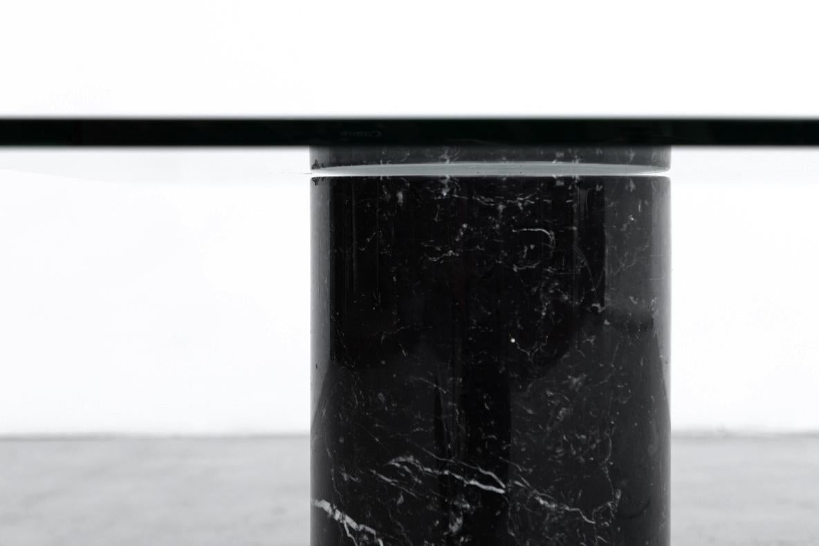 Table basse en verre courbé d'inspiration Massimo Vignelli avec support en marbre noir en vente 2