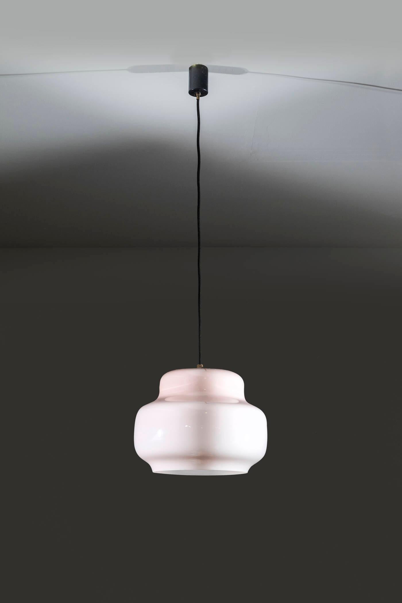 Struttura in ottone e metallo verniciato, diffusore in vetro soffiato colorato.
Etichetta del produttore
Prod. Venini, anni '60
h cm 115x35
Bibl.: M. Barovier, C. Sonego, 