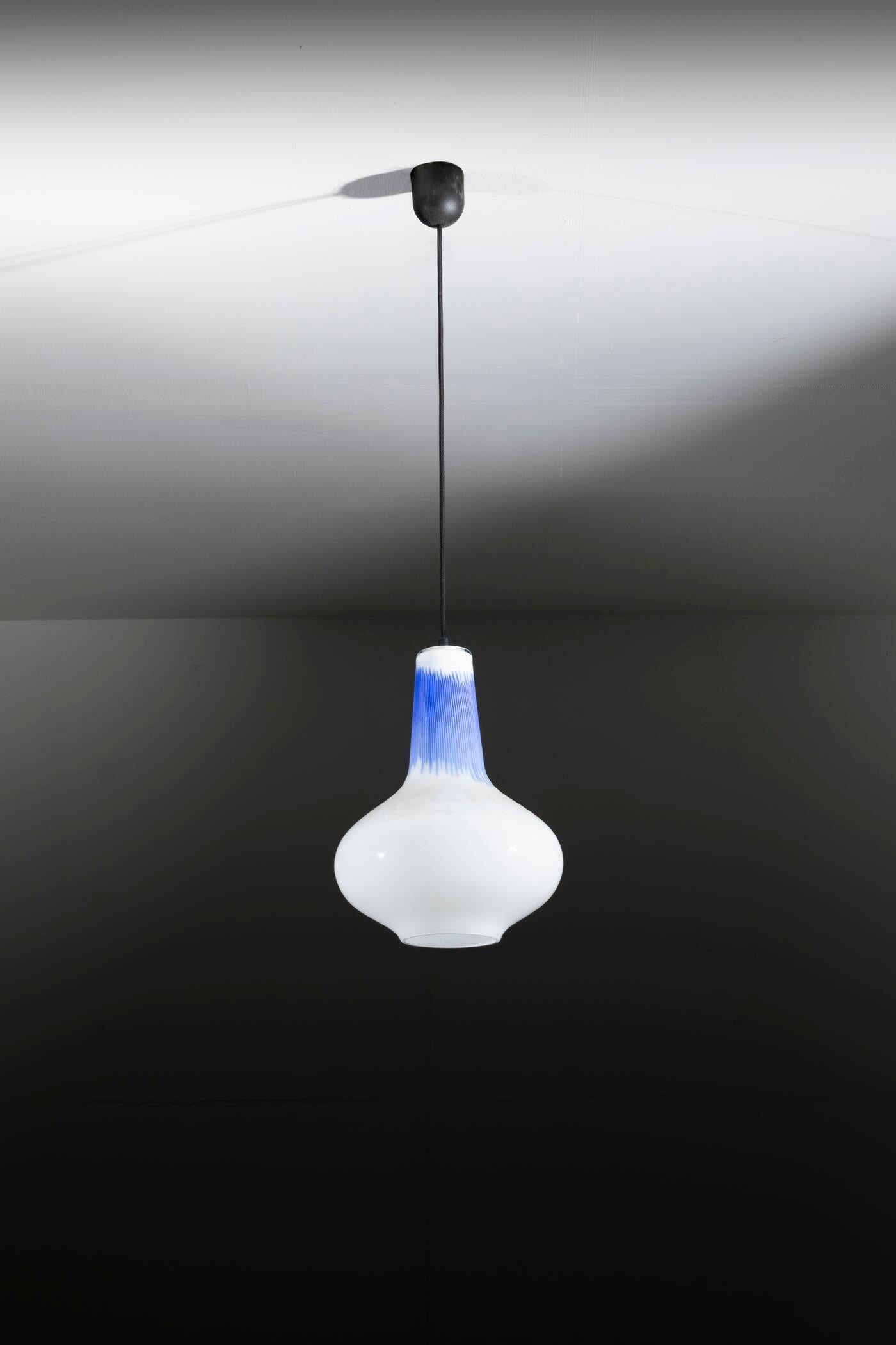 Lampada a sospensione in vetro opalino e colorato disegnato da Massimo Vignelli e prodotto da Venti ì, anni '50 
