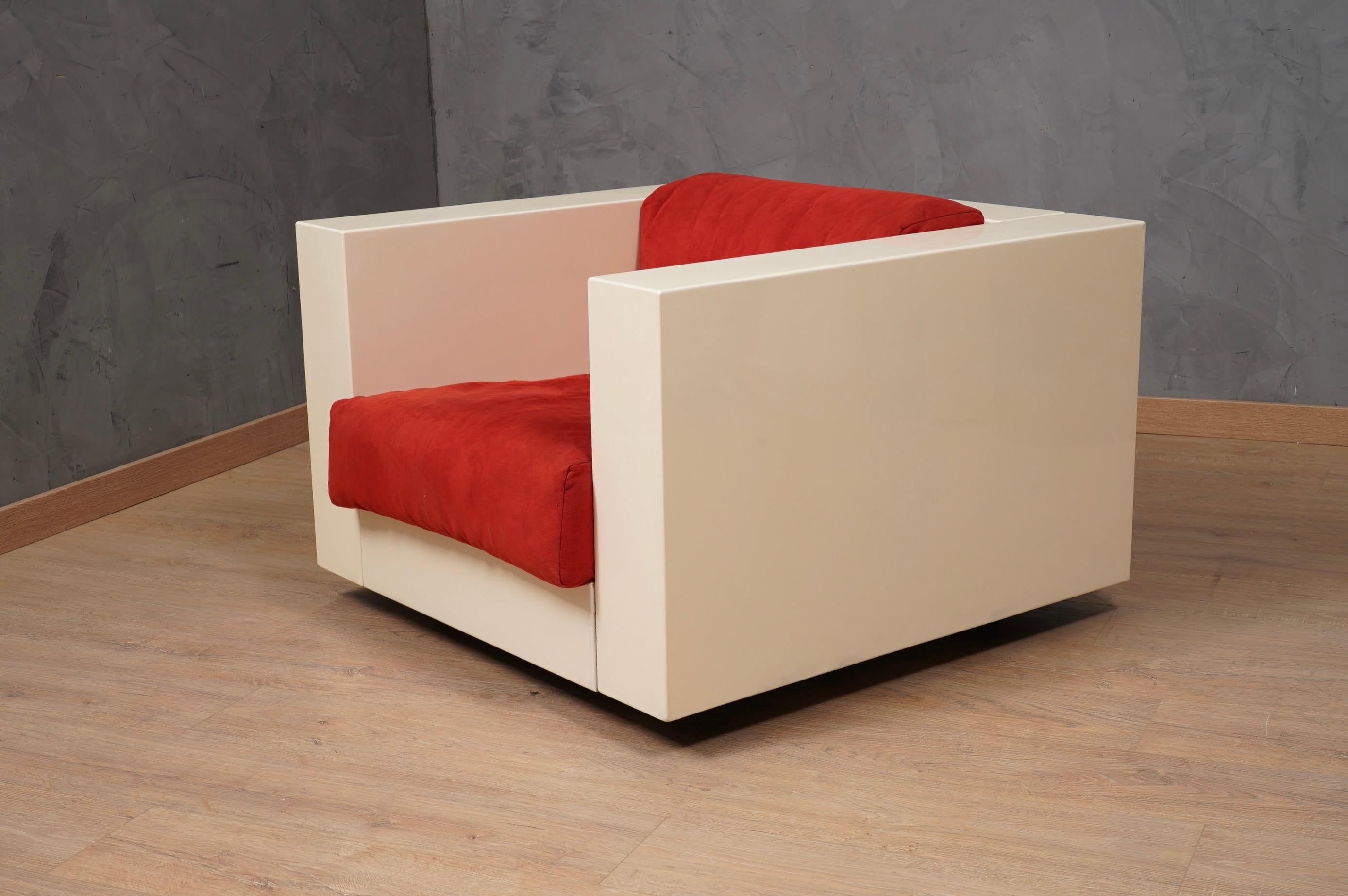 Historischer Sessel Mod. Saratoga aus weiß lackiertem Holz mit Kissen aus schönem rot-violettem Stoff. Wenn man eine Sache entwerfen kann, kann man alles entwerfen, sagte Massimo Vignelli (1931-2014). Produziert von Poltronova.

Der Sessel besteht