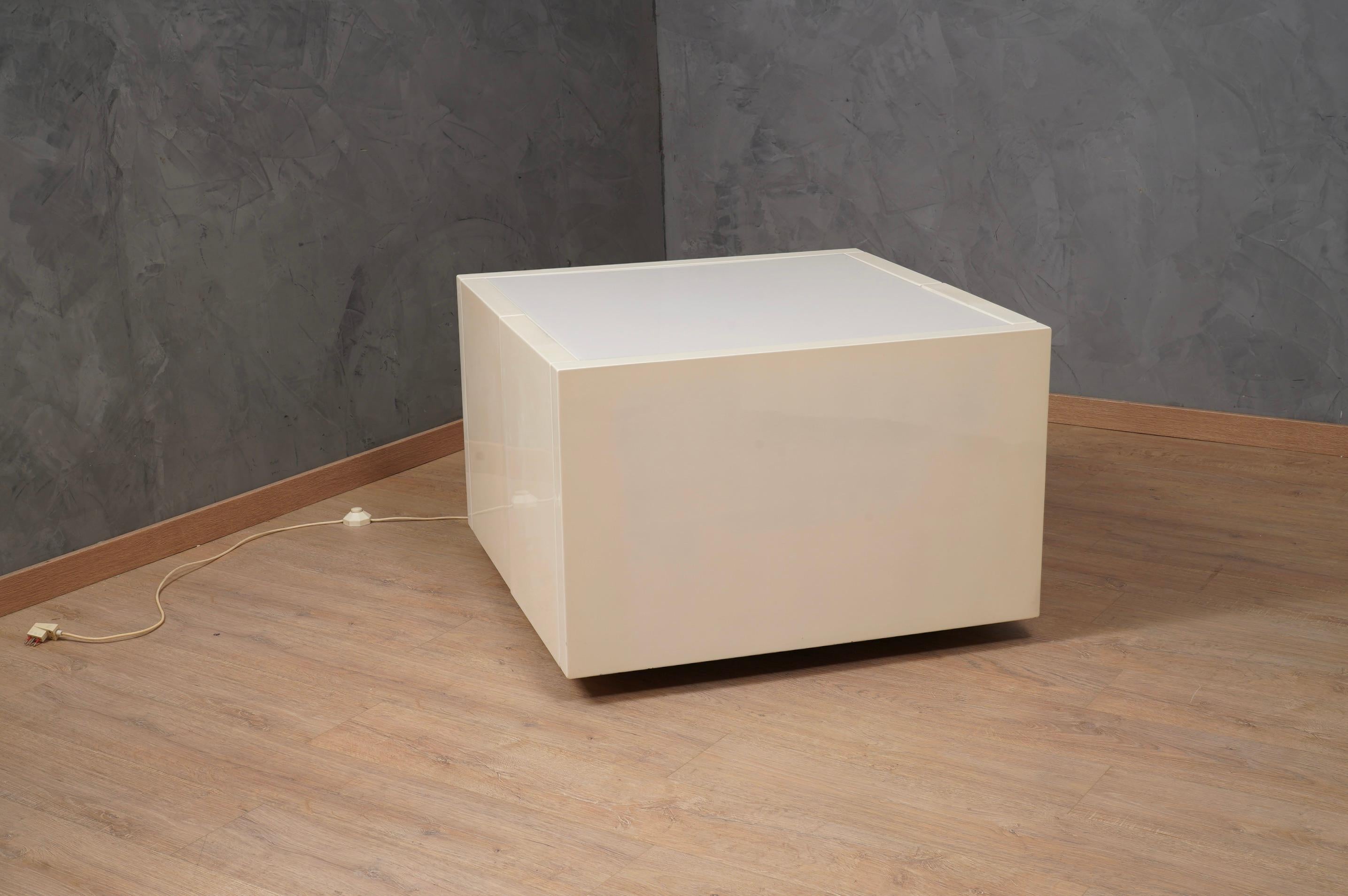 Massimo Vignelli Mod. Saratoga White Side Table, 1964 In Good Condition For Sale In Rome, IT