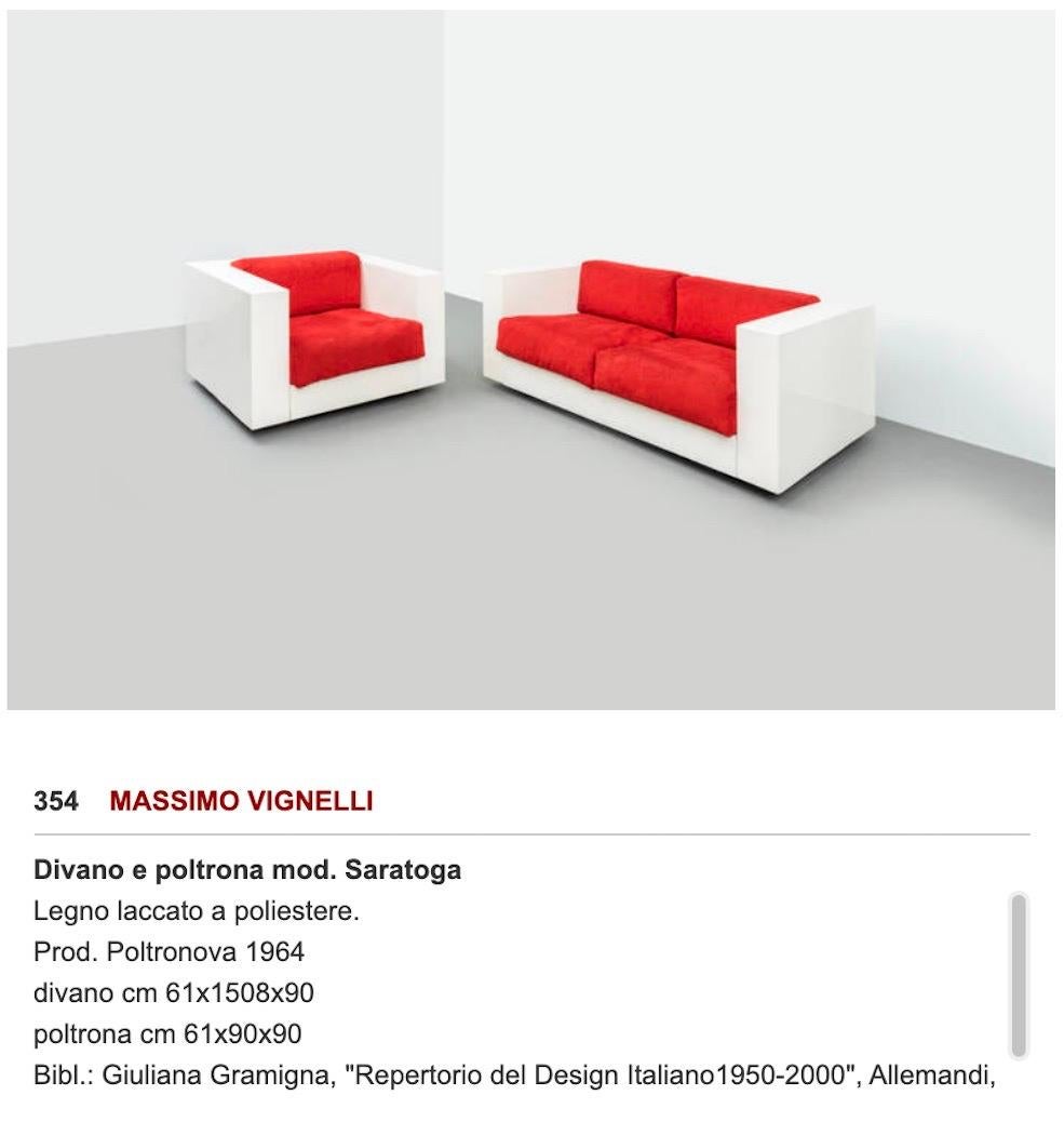 Historisches Sofa Mod. Saratoga aus weiß lackiertem Holz mit Kissen aus schönem rot-violettem Stoff. Wenn man eine Sache entwerfen kann, kann man alles entwerfen, sagte Massimo Vignelli (1931-2014). Produziert von Poltronova.

Das Sofa besteht aus