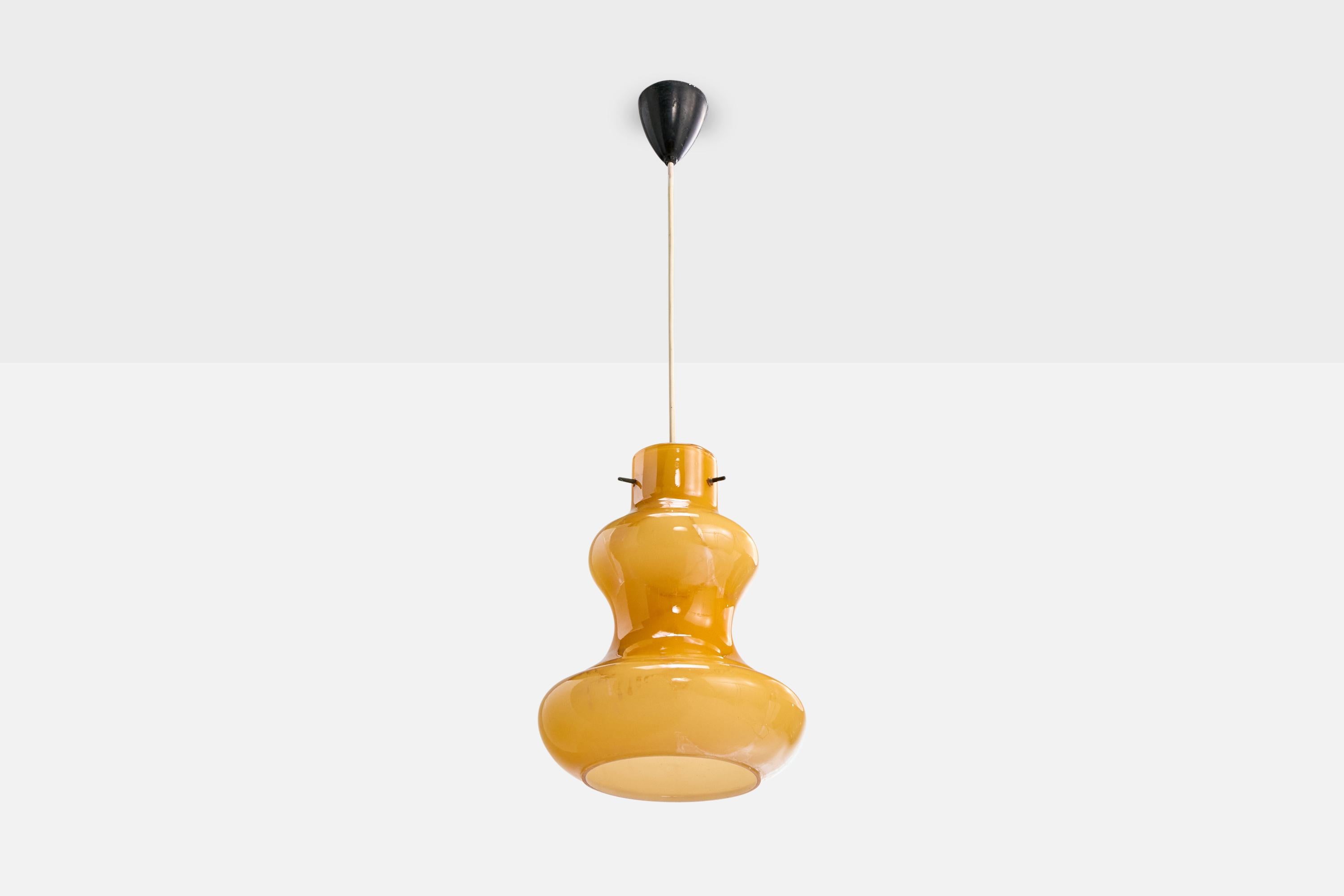 Suspension en verre de Murano de couleur orange, en laiton et en métal laqué noir, conçue et produite en Italie, vers les années 1970.

Usure correspondant à l'âge et à l'usage.

Dimensions globales (pouces) : 26,5