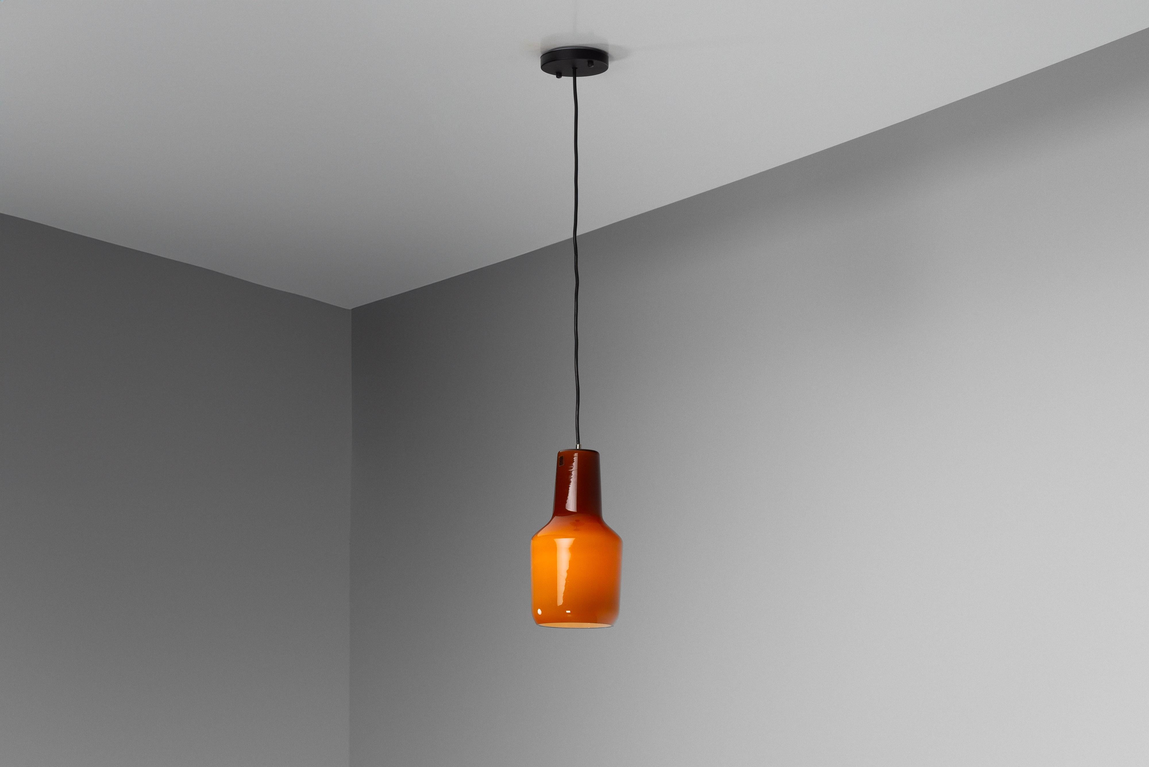 Questo splendido set di tre lampade a sospensione Model 4029, disegnate da Massimo Vignelli e prodotte da Venini in Italia nel 1954, è un notevole esempio di design italiano di metà secolo. Le lampade sono dotate di paralumi in vetro soffiato