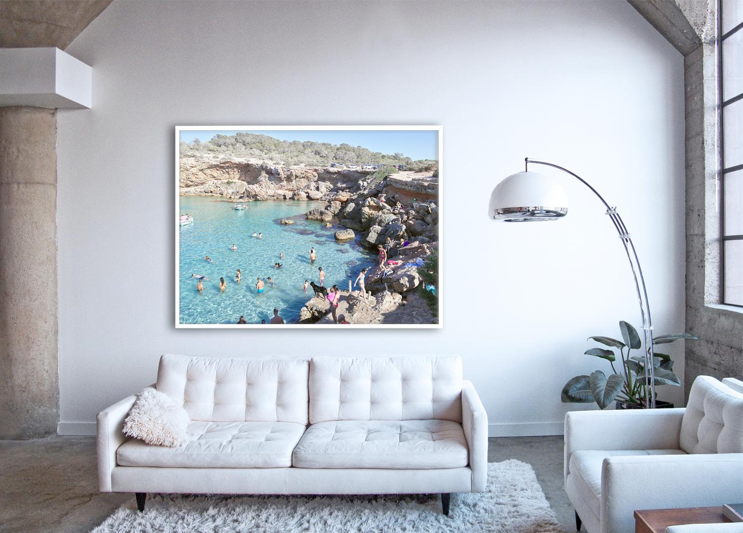 Cala Conta Schwarzer Hund – großformatige mediterrane Strandszene (Künstler gerahmt) – Print von Massimo Vitali