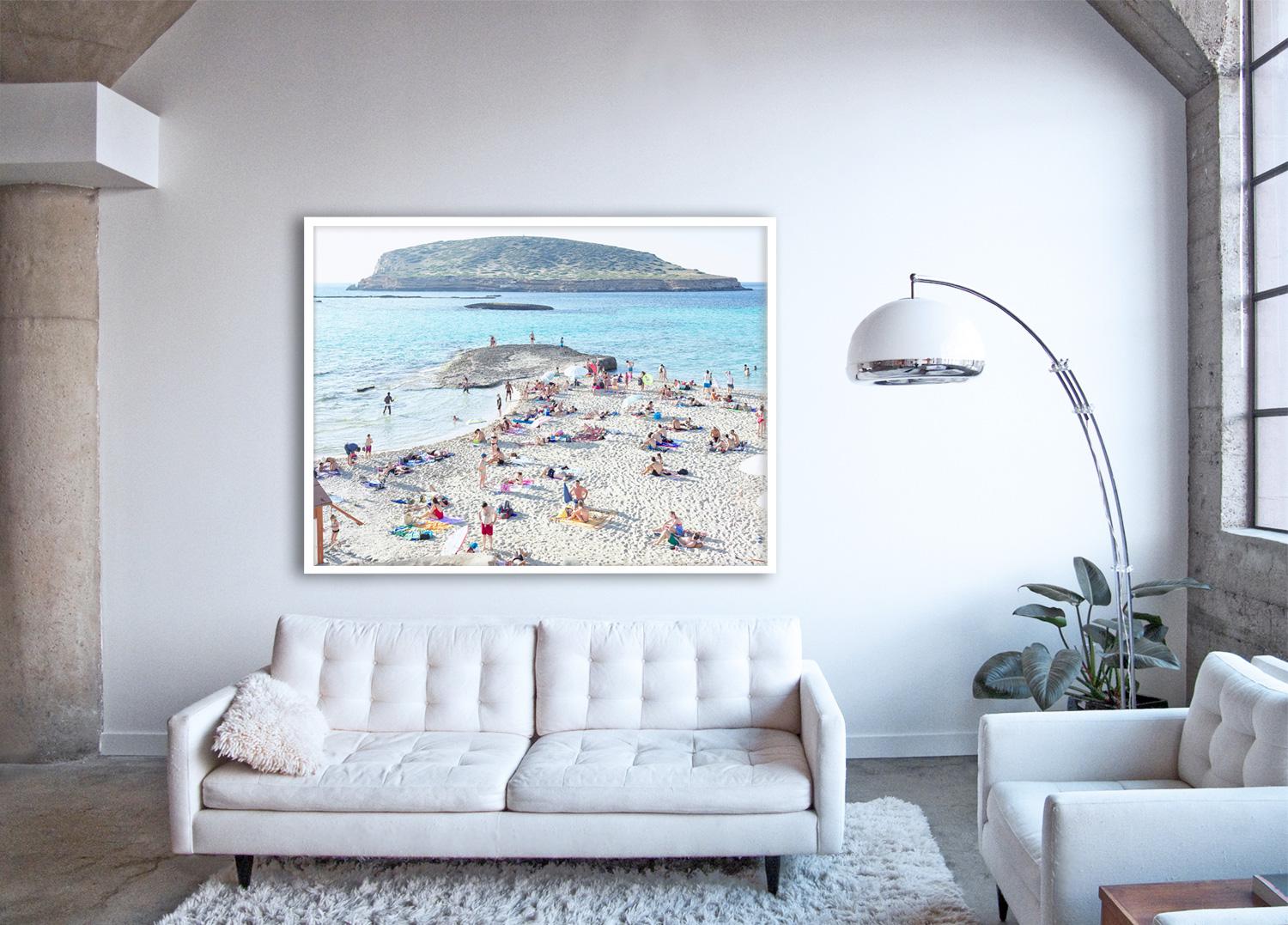 Cala Conta - scène de plage méditerranéenne à grande échelle encadrée (artiste encadré) - Contemporain Photograph par Massimo Vitali
