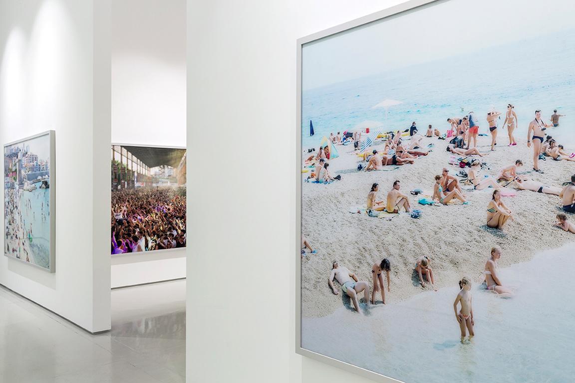 Cala Conta Point - großformatige mediterrane Strandszene (gerahmt von Künstlern) im Angebot 5