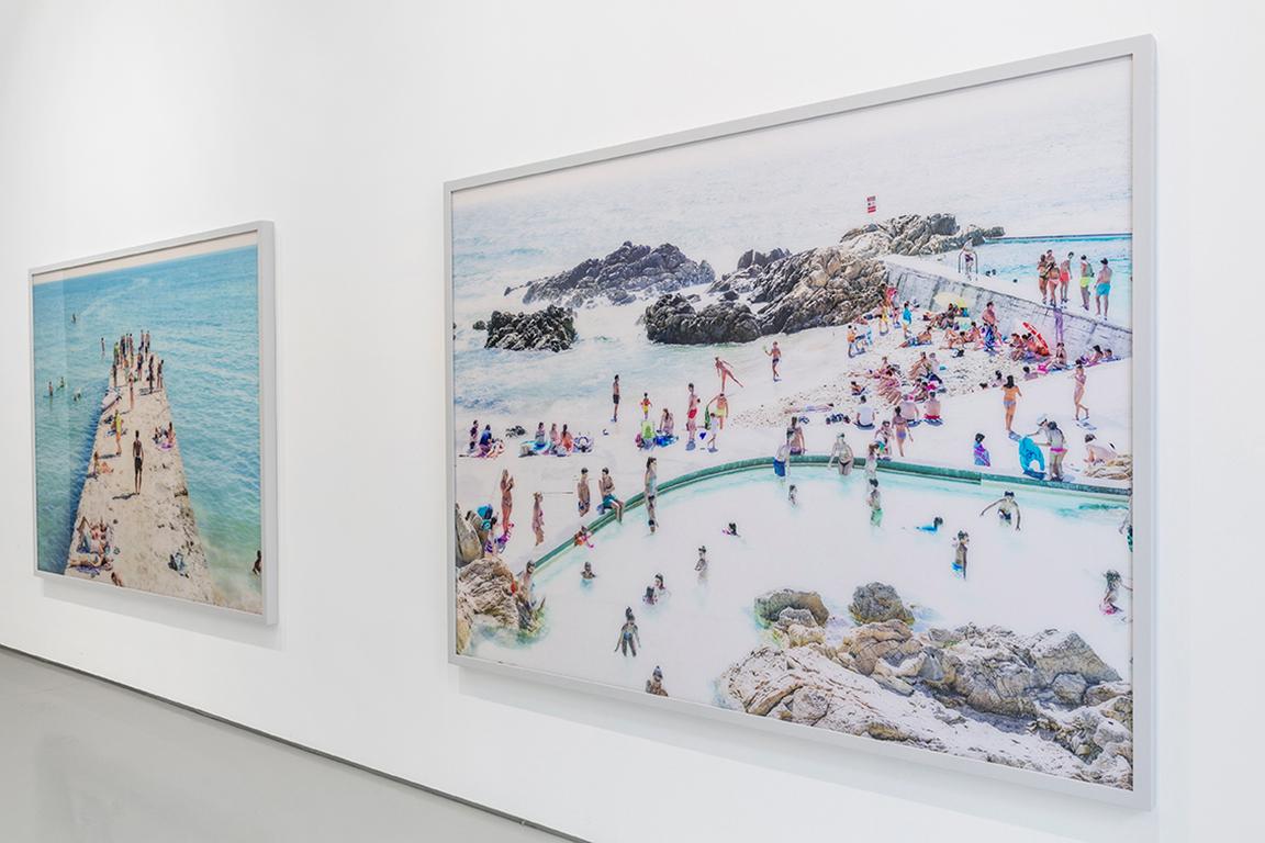 Carcavelos Pier Paddle (gerahmt) - Großformatige Fotografie einer Sommer- Strandszene (Braun), Landscape Print, von Massimo Vitali