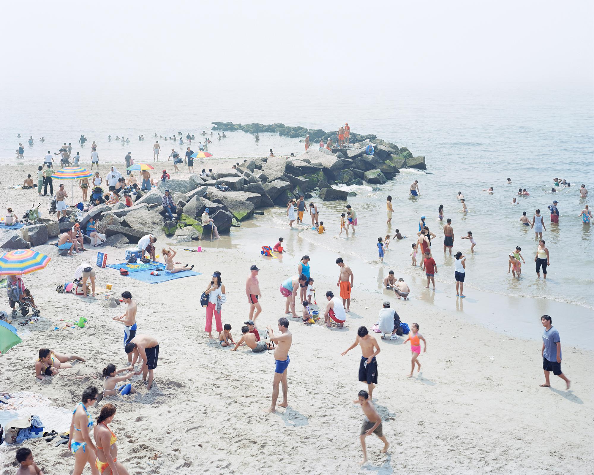 Massimo Vitali Landscape Photograph – Coney Es (gerahmt) – Großformatfotografie des ikonischen New Yorker Strandes