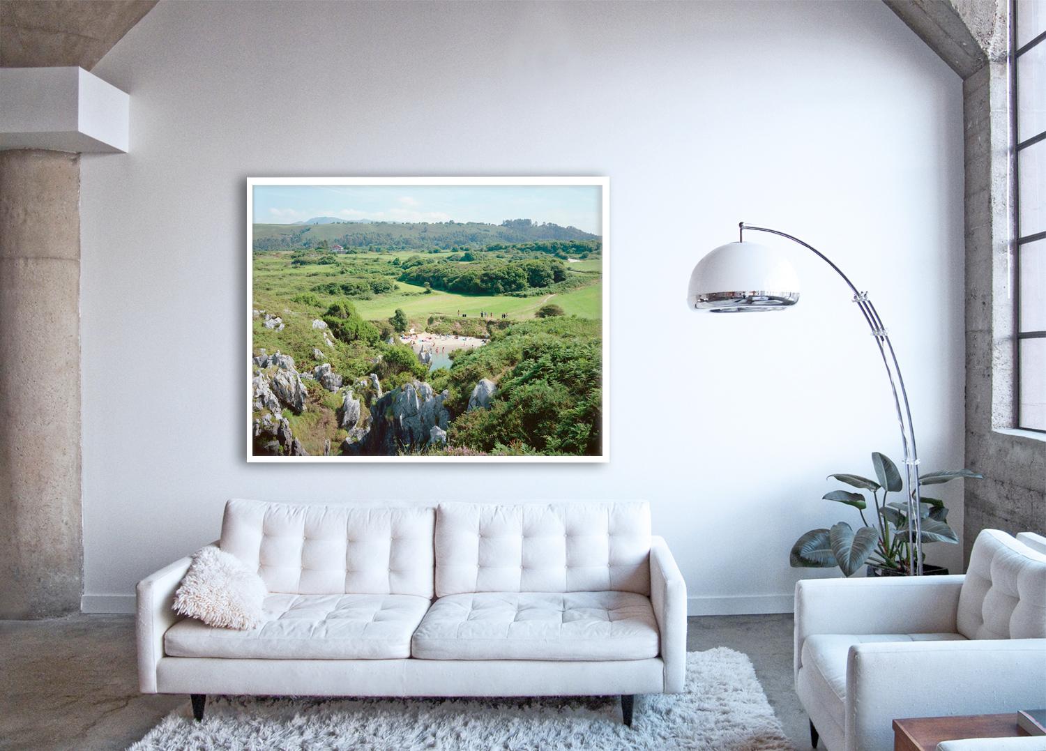 Gulpiyuri – großformatige Landschaftsfotografie von Massimo Vitali (gerahmt) im Angebot 1