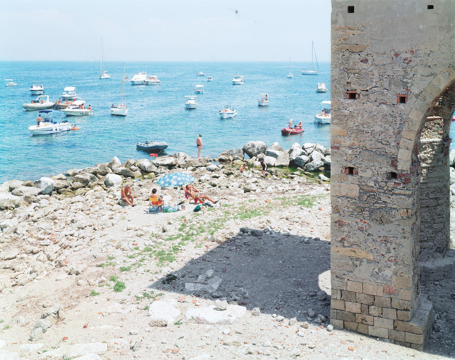 Color Photograph Massimo Vitali - Meloria - photographie à grande échelle d'une scène de plage méditerranéenne (encadrée par l'artiste)