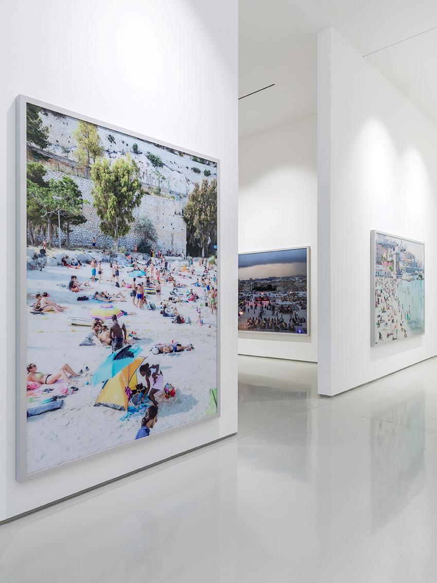 Monopoli Sunrise (framed) - large scale photo of Mediterranean beach ritual For Sale 5