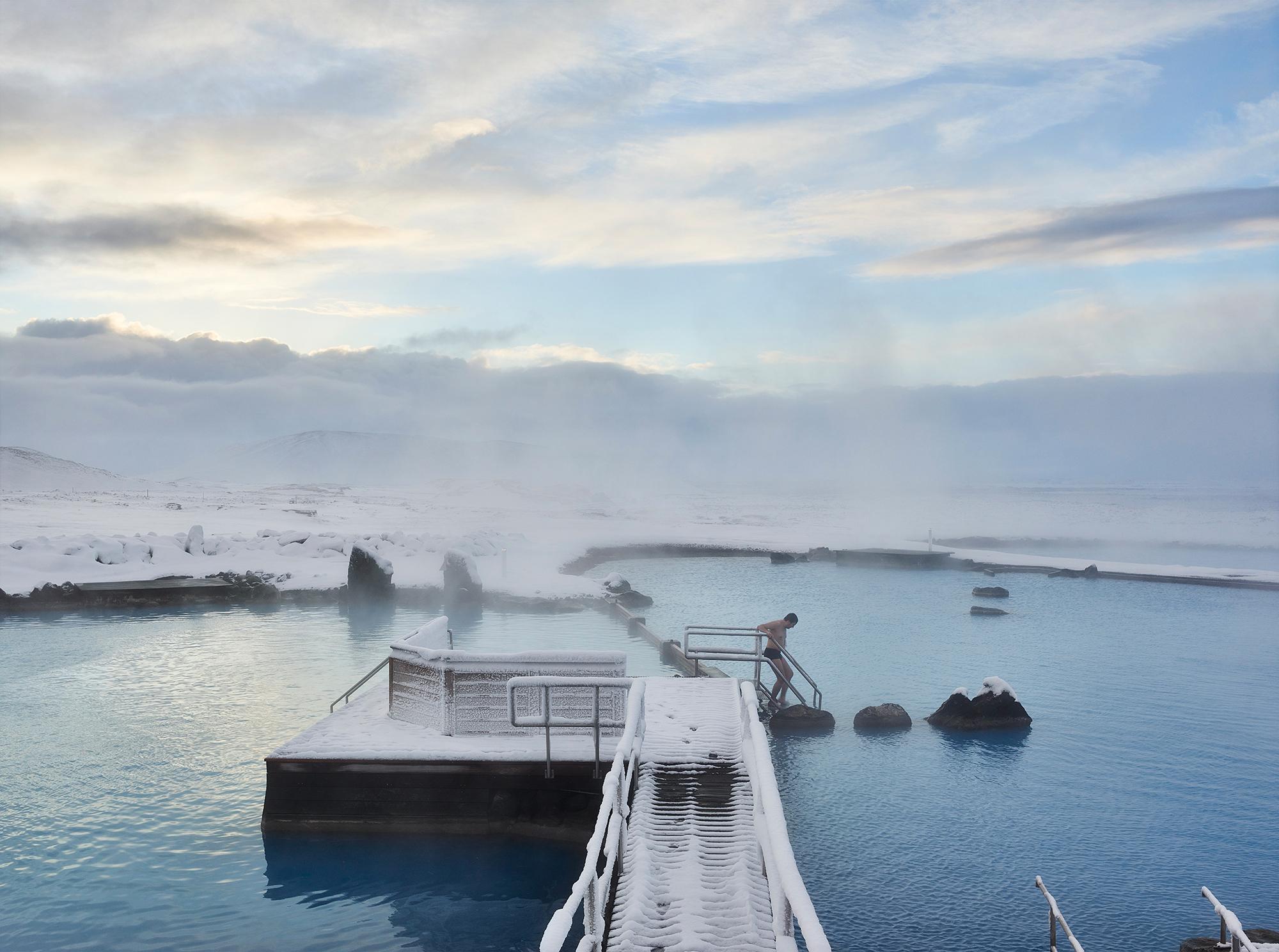 Massimo Vitali Landscape Print – Myvatn Nature Baths (gerahmt) – großformatiges Foto von Isländischen Heißfedern