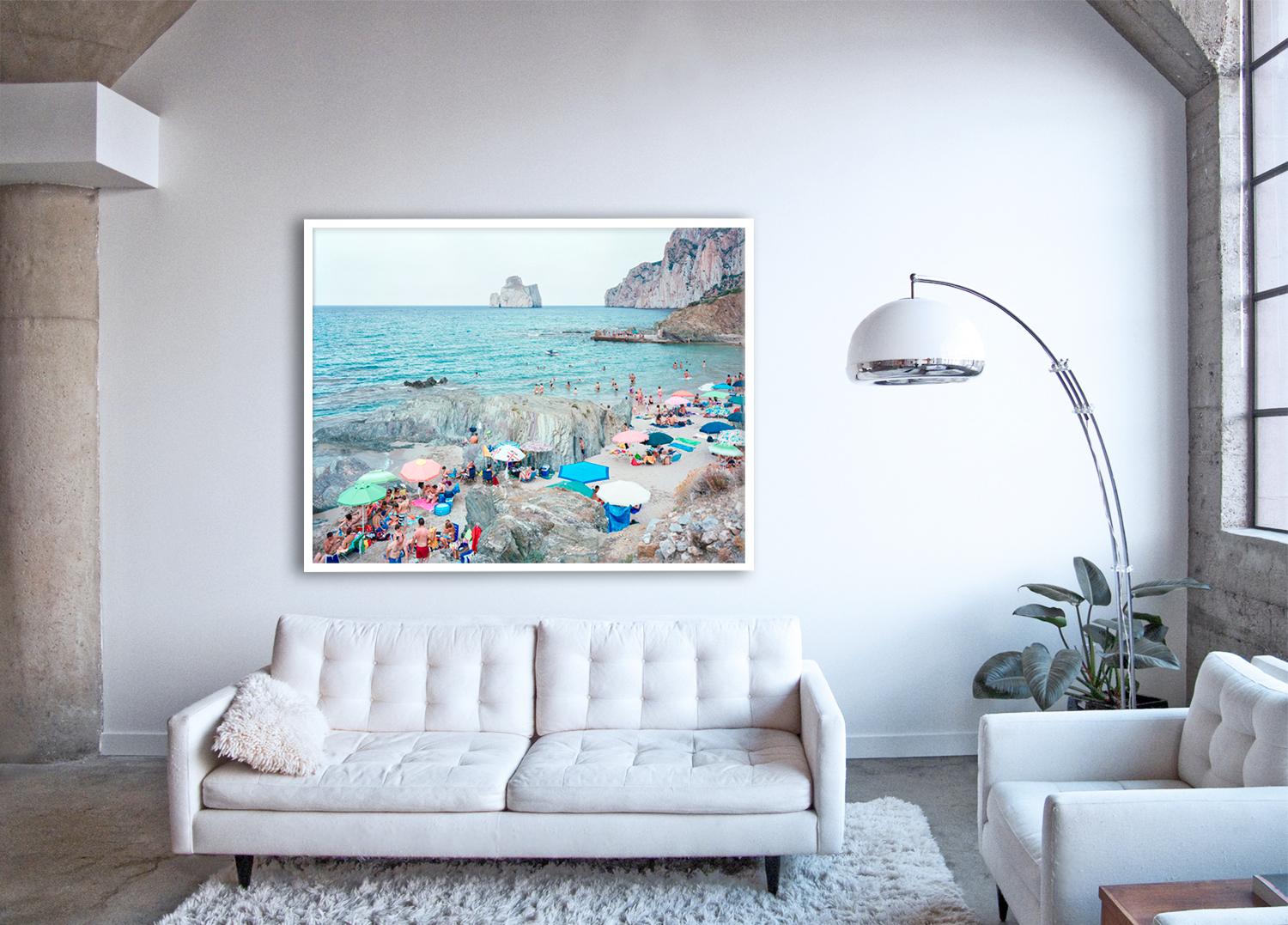 Pan di Zucchero - außergewöhnliches Foto der mediterranen Strandszene (gerahmt) – Photograph von Massimo Vitali