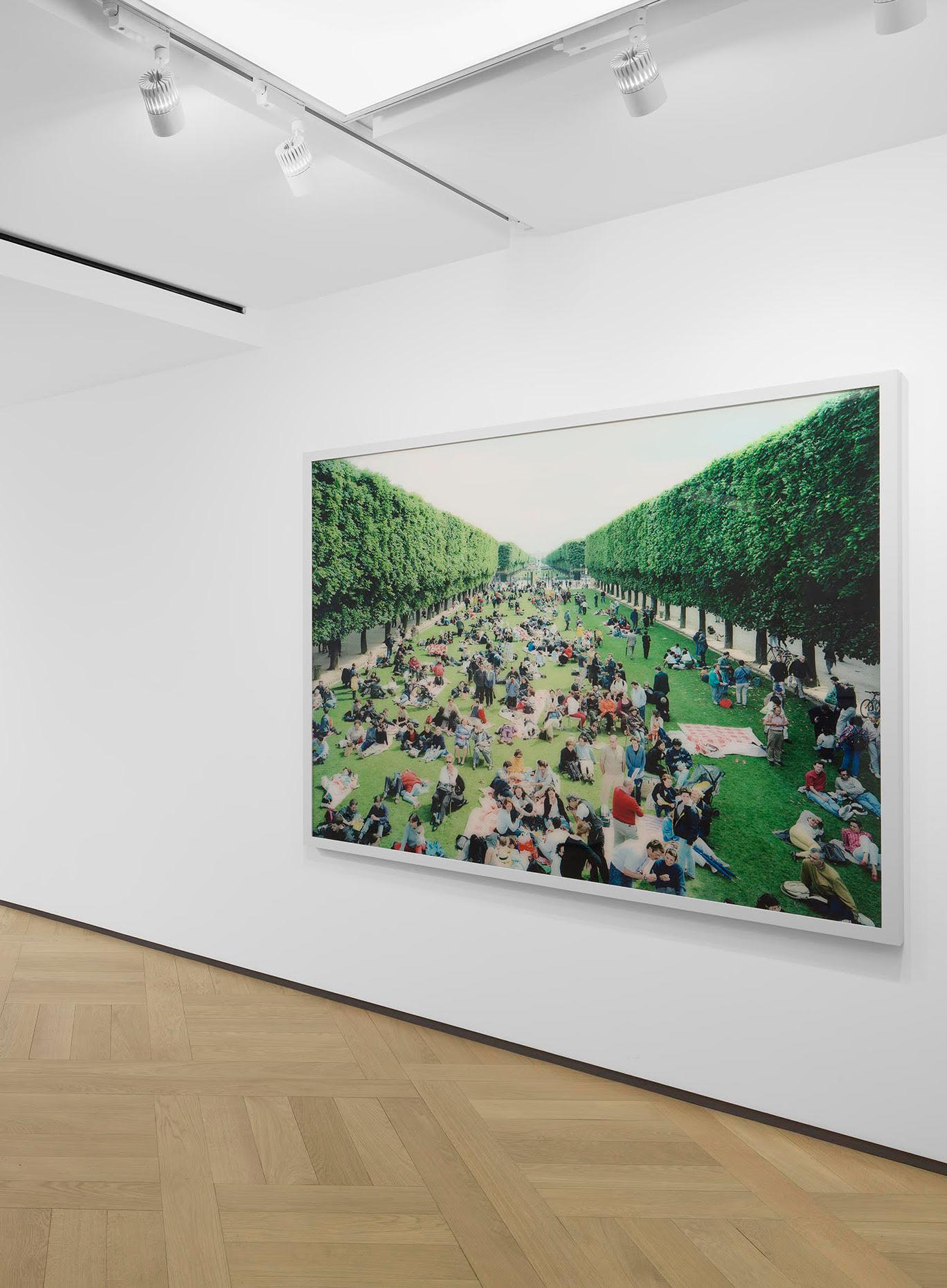Picnic Allee - Contemporary Photograph by Massimo Vitali