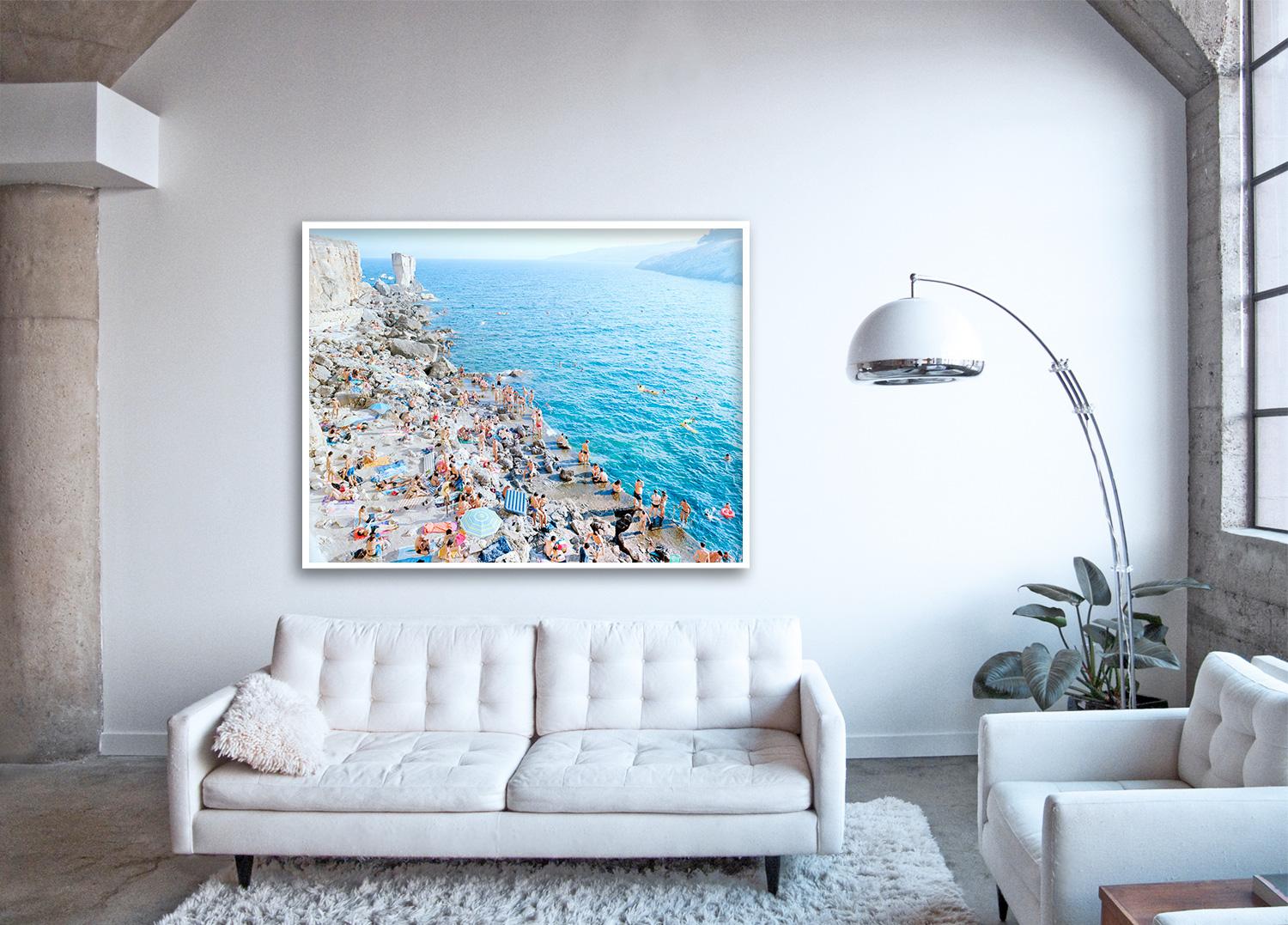 Porto Miggiano (gerahmt) – großformatige Fotografie des italienischen Mittelmeerstrandes  – Photograph von Massimo Vitali