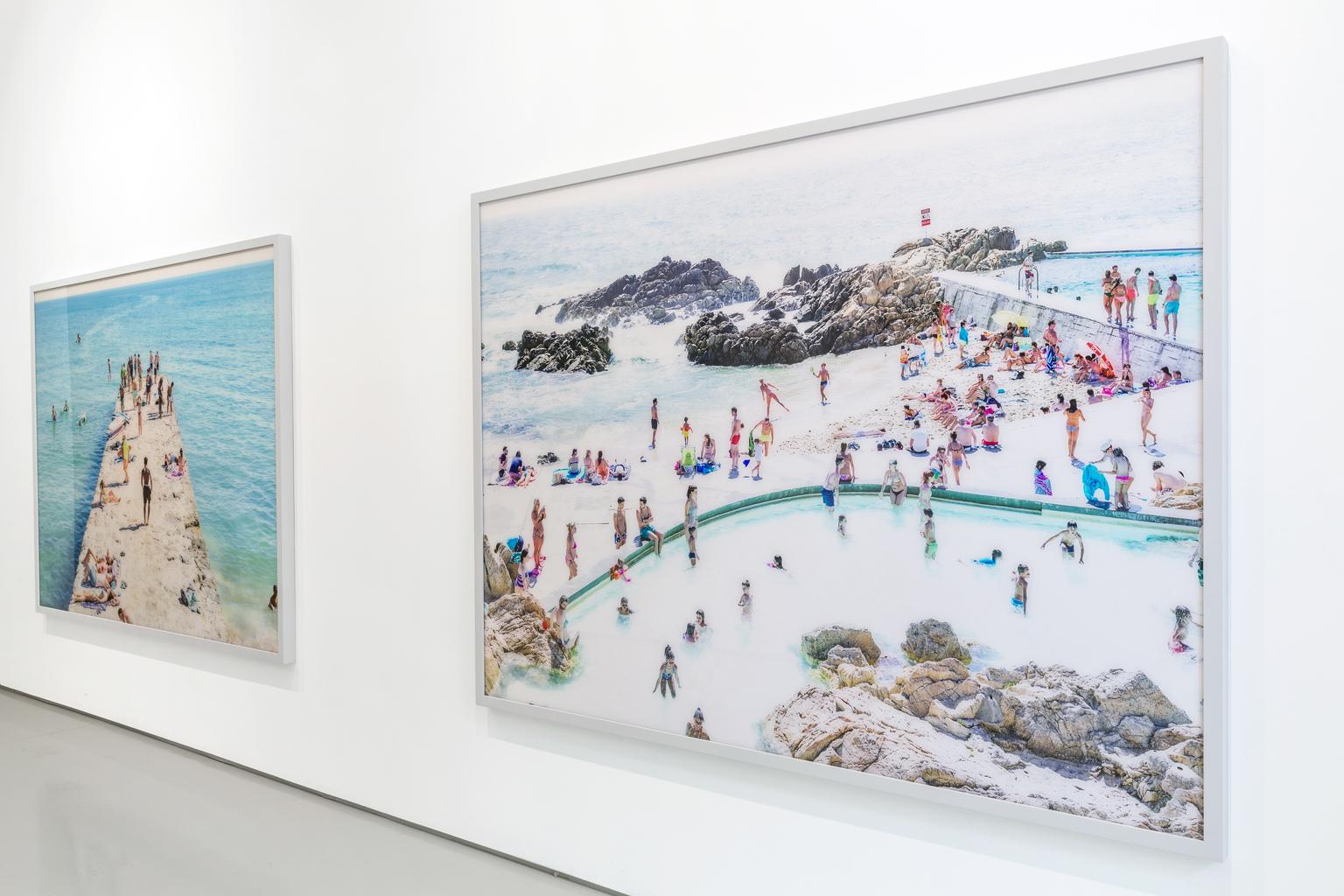 Photographie à grande échelle d'une scène emblématique de plage estivale dans les Pouilles, réalisée par le photographe italien Massimo Vitali, réputé pour ses observations topographiques à grande échelle des rites et rituels estivaux des loisirs