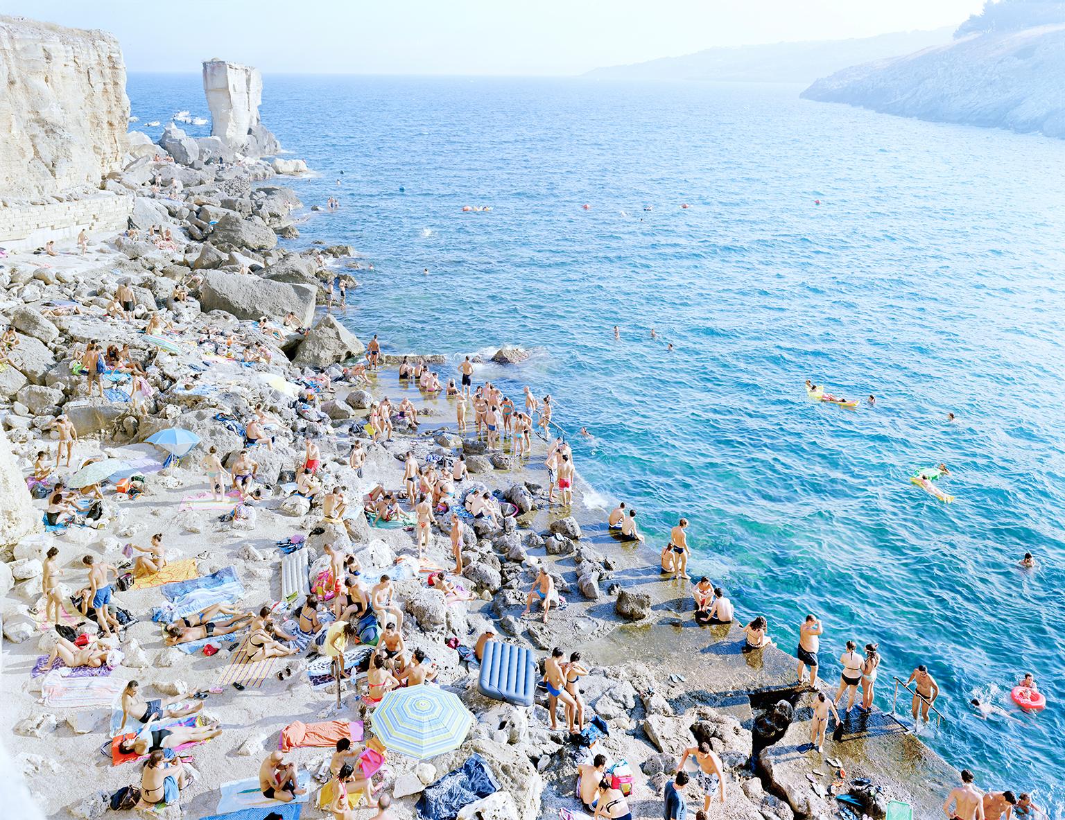 Color Photograph Massimo Vitali - Porto Miggiano (encadré) - photographie à grande échelle de la plage de la Méditerranée italienne 