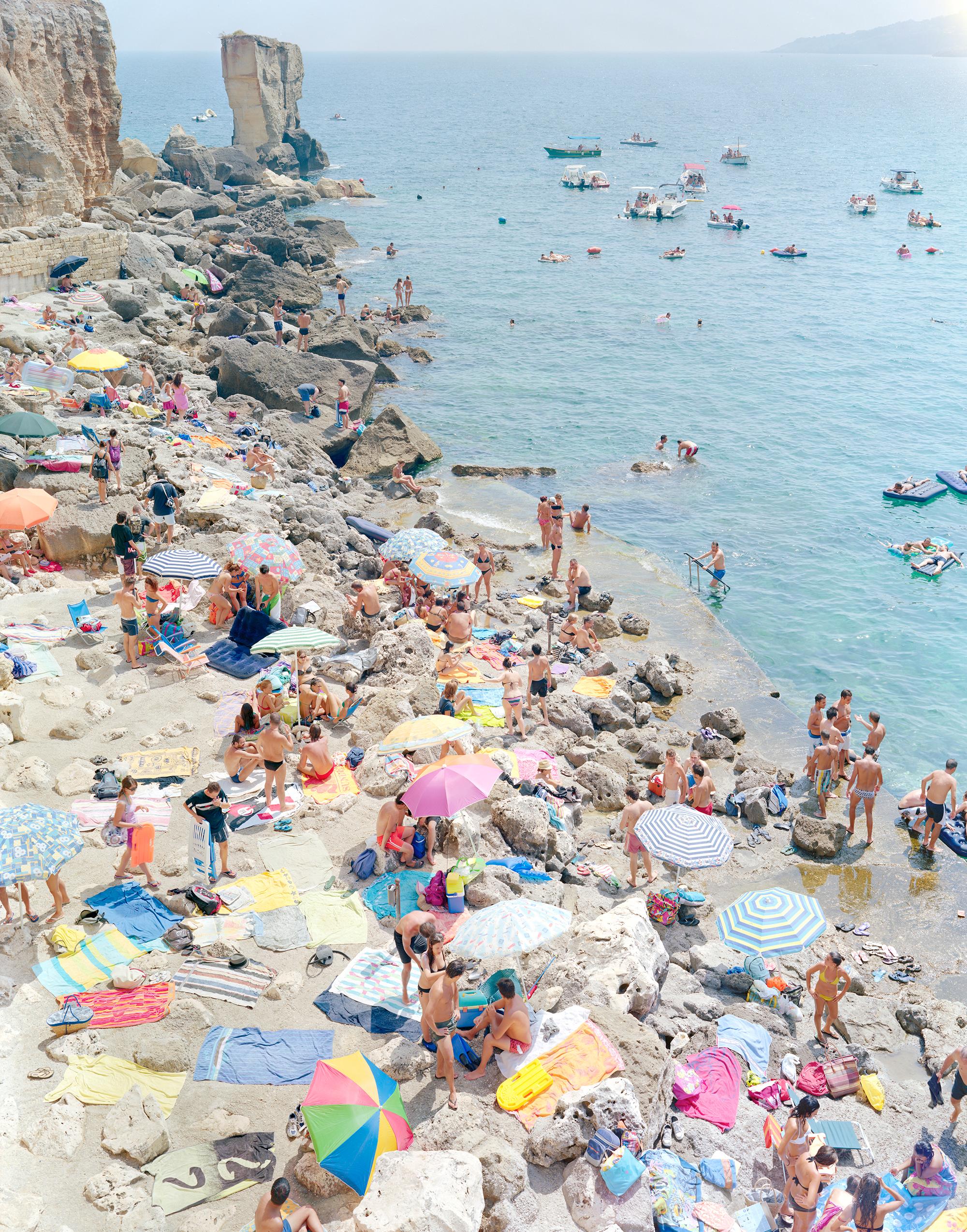 Color Photograph Massimo Vitali - Porto Miggiano - photographie à grande échelle de la plage méditerranéenne (cadré par l'artiste)