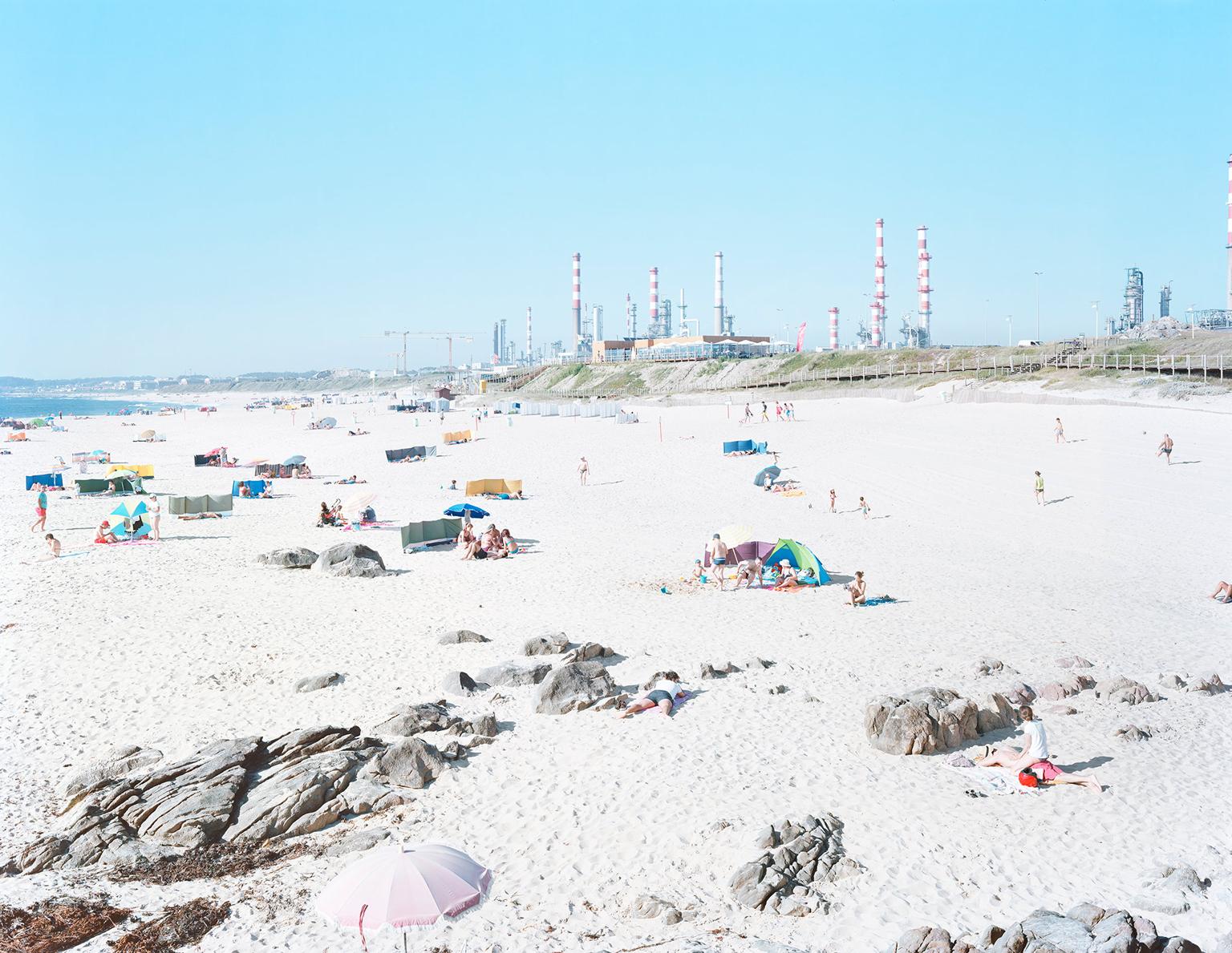 Massimo Vitali Color Photograph – Praia do Aterro Galp Matosinhos – großformatige MassimoVitali- Strandszene (gerahmt)