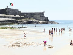 Praia do Moinho Handstand - escena de playa a gran escala de Massimo Vitali (enmarcada)