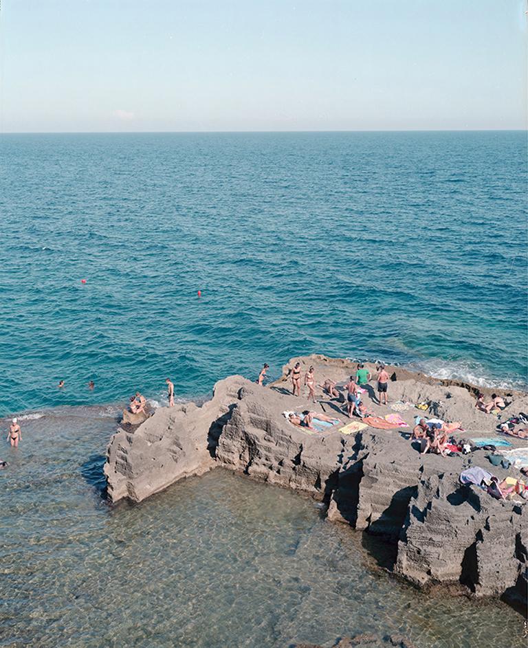 Santa Cesarea Diptychon - großformatige mediterrane Strandszene (künstlerisch gerahmt) (Zeitgenössisch), Photograph, von Massimo Vitali