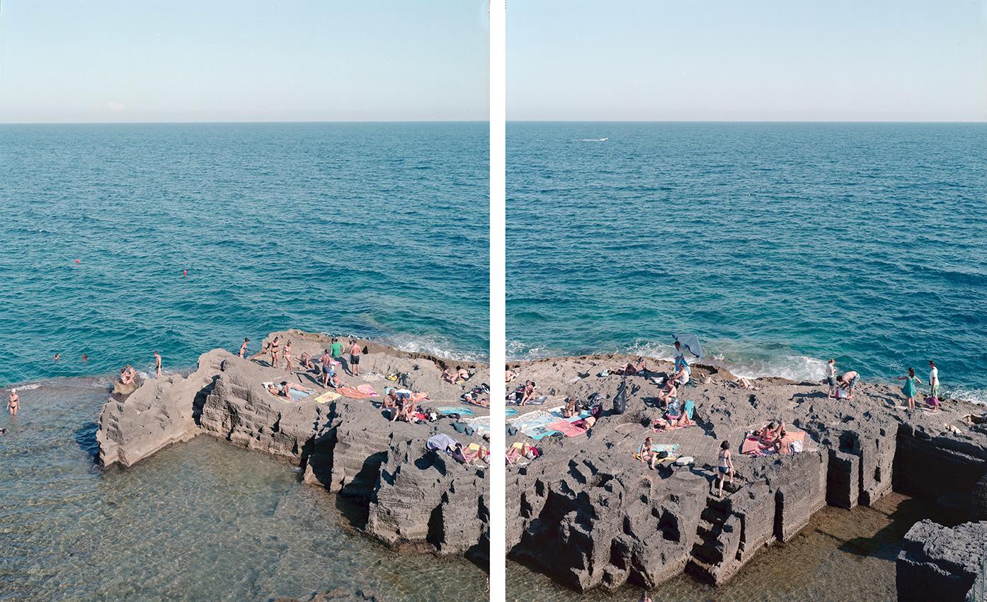 Massimo Vitali Landscape Photograph – Santa Cesarea Diptychon - großformatige mediterrane Strandszene (künstlerisch gerahmt)