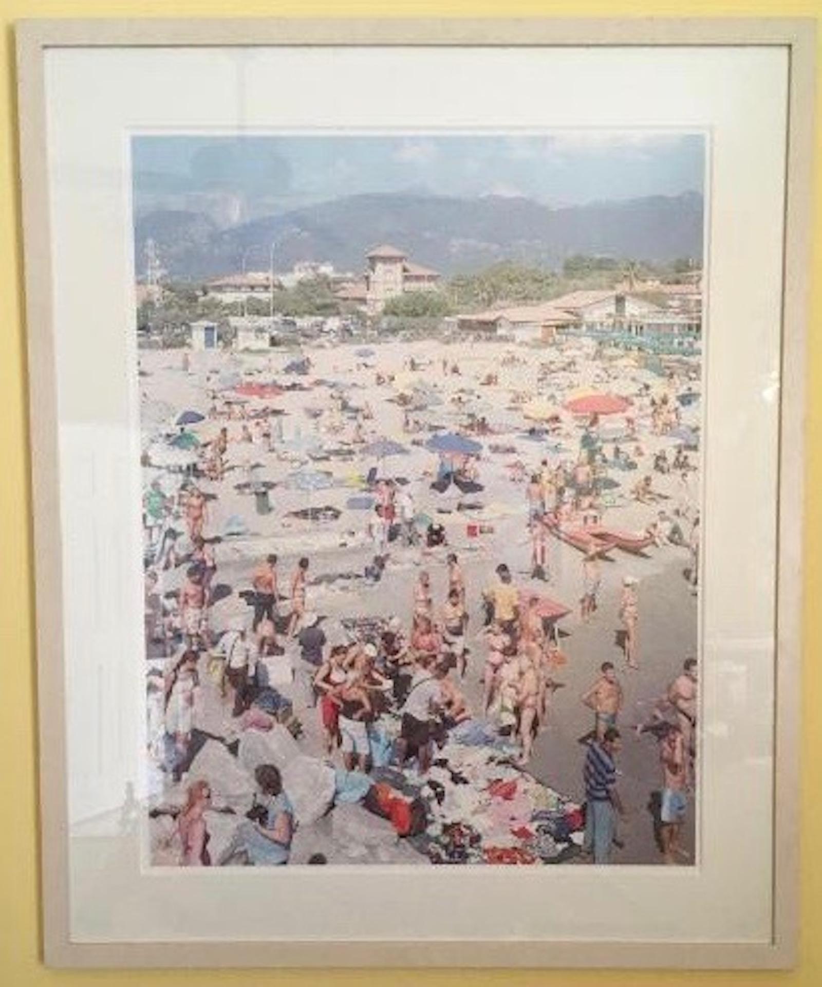 Massimo Vitali (Italy, 1944) MadiMa Ragnodoro, Italy Lithograph, circa 1990

Limited edition lithograph. Edition sizes 120.

A Summer day at the beach in Italy photograph by listed photographer Massimo Vitali.

Dimensions 26.5
