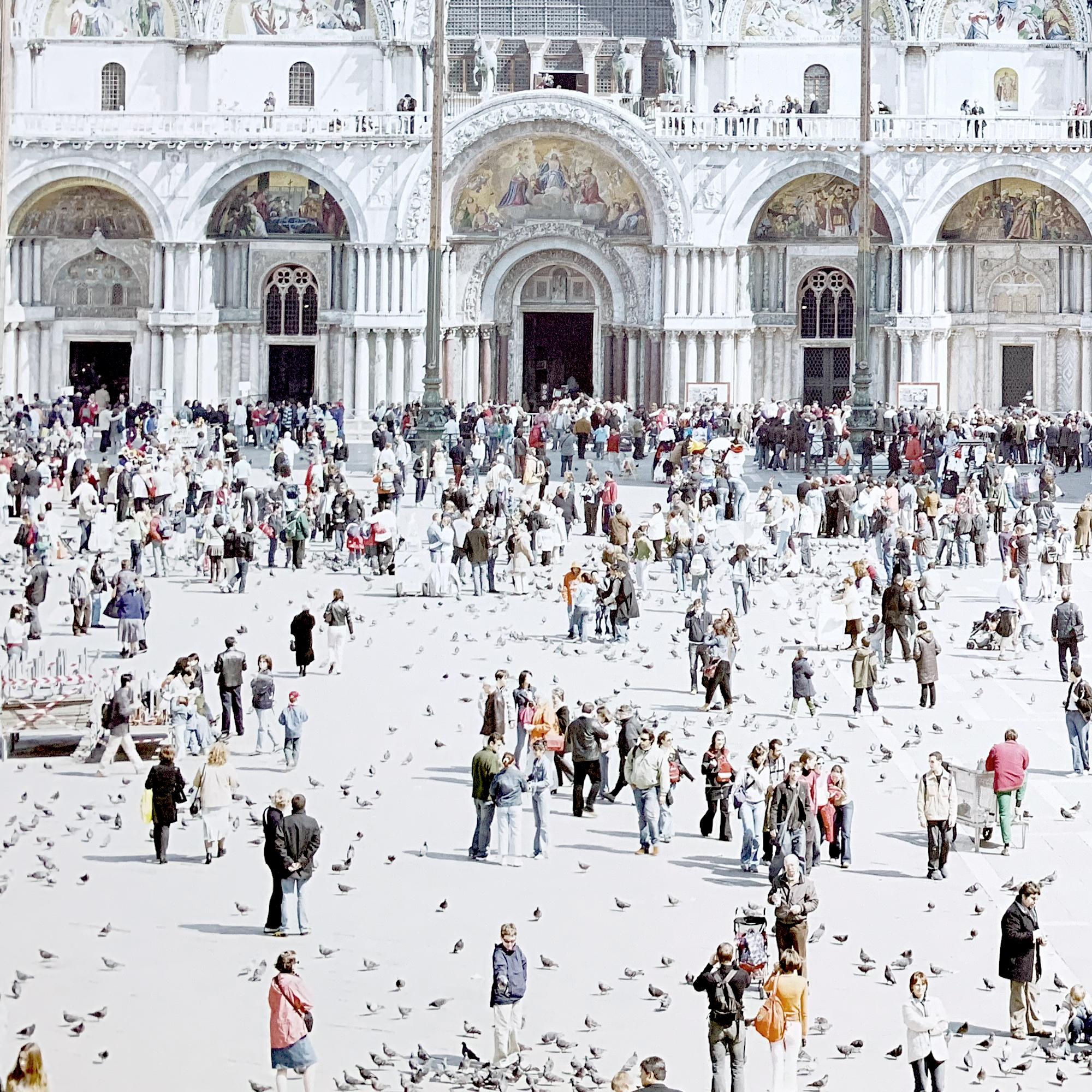 Massimo Vitali - Venezia San Marco - Offset Photolitograph - Limited Edition In Excellent Condition For Sale In Paris, FR
