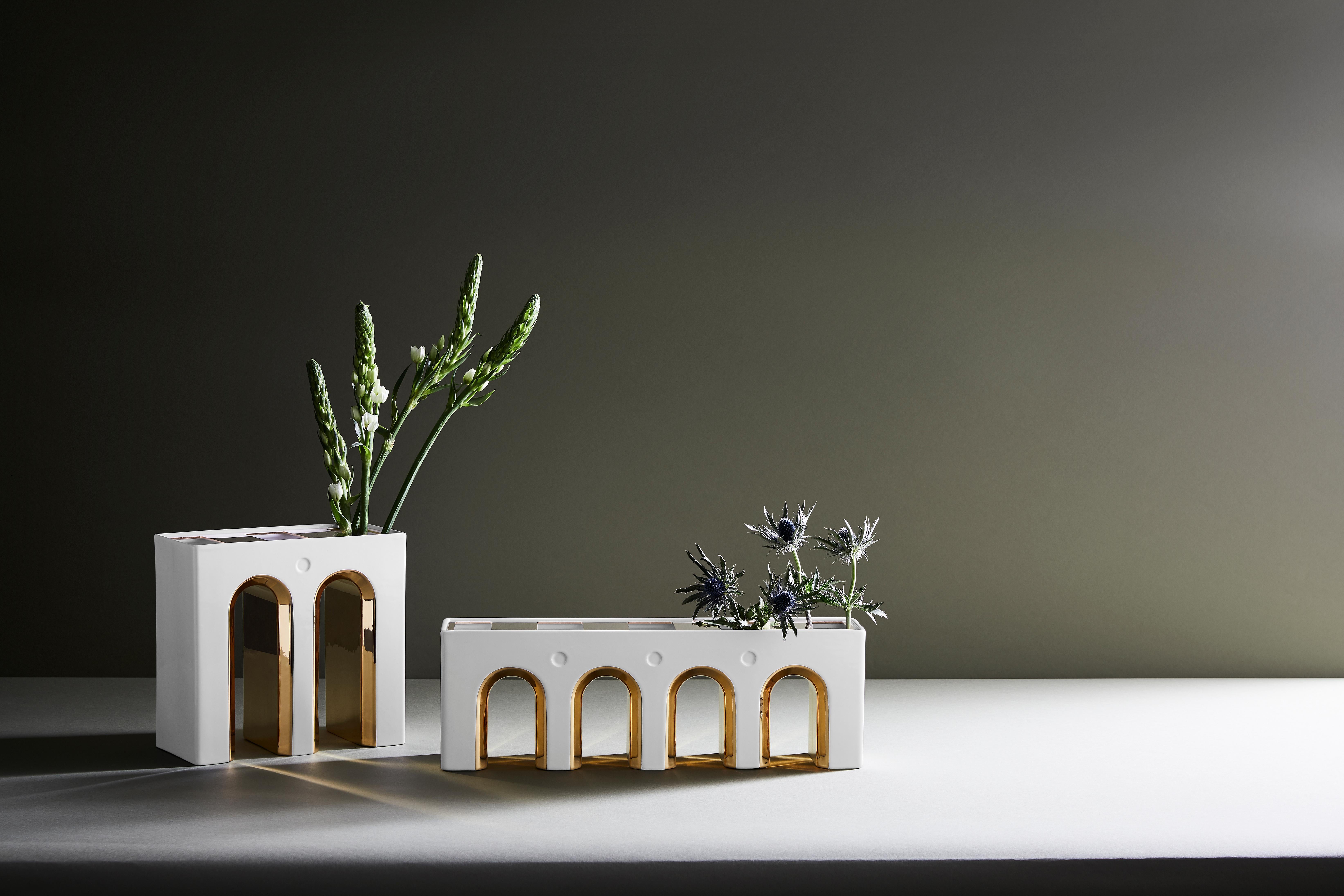Céramique Vase à fleurs artisanal en céramique blanche et détails en or 24 carats de Massimo en vente