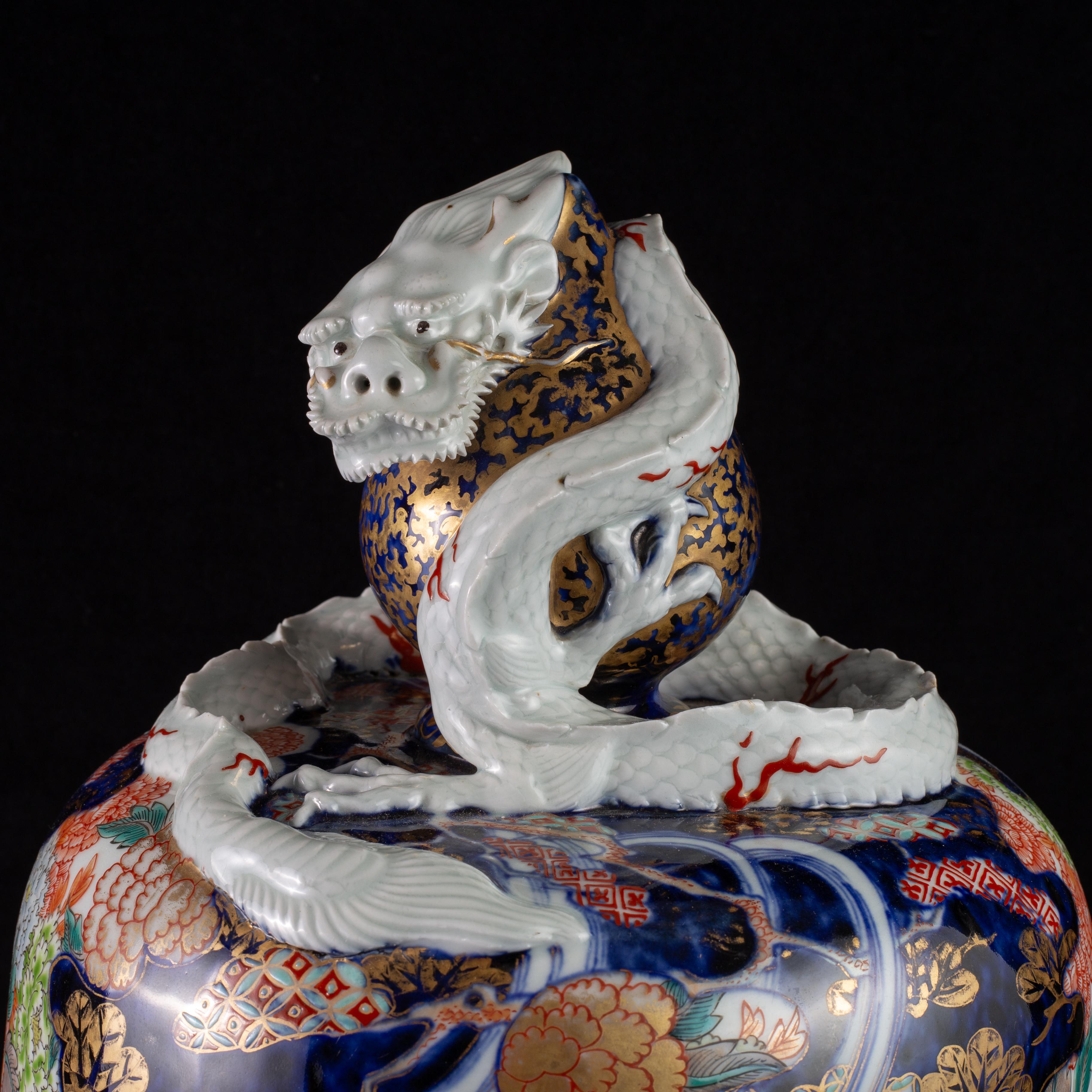 Vaso in porcellana Imari giapponese Massiv Meiji, draghi ad alto rilievo e terminale a forma di drago in vendita 4