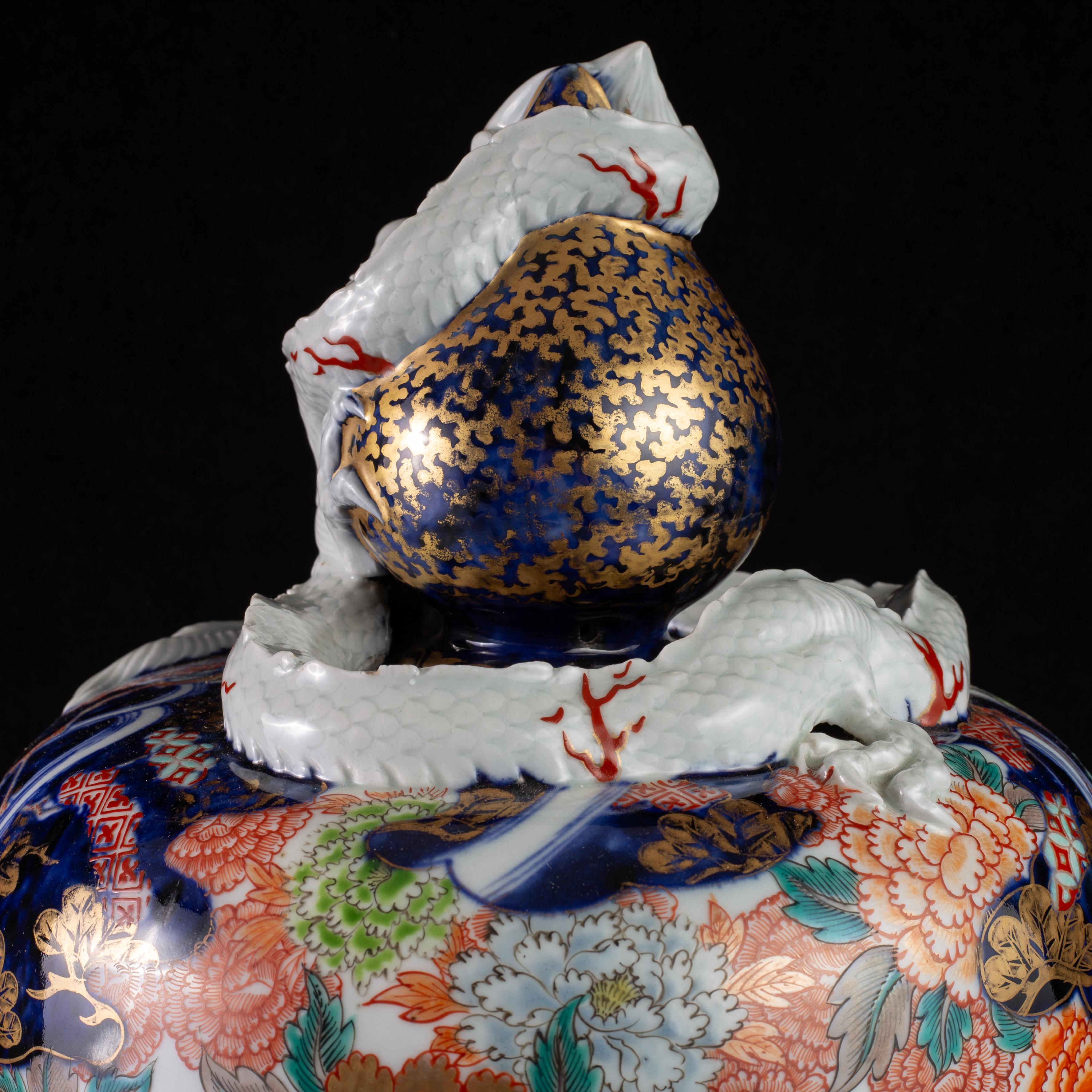 Vaso in porcellana Imari giapponese Massiv Meiji, draghi ad alto rilievo e terminale a forma di drago in vendita 5