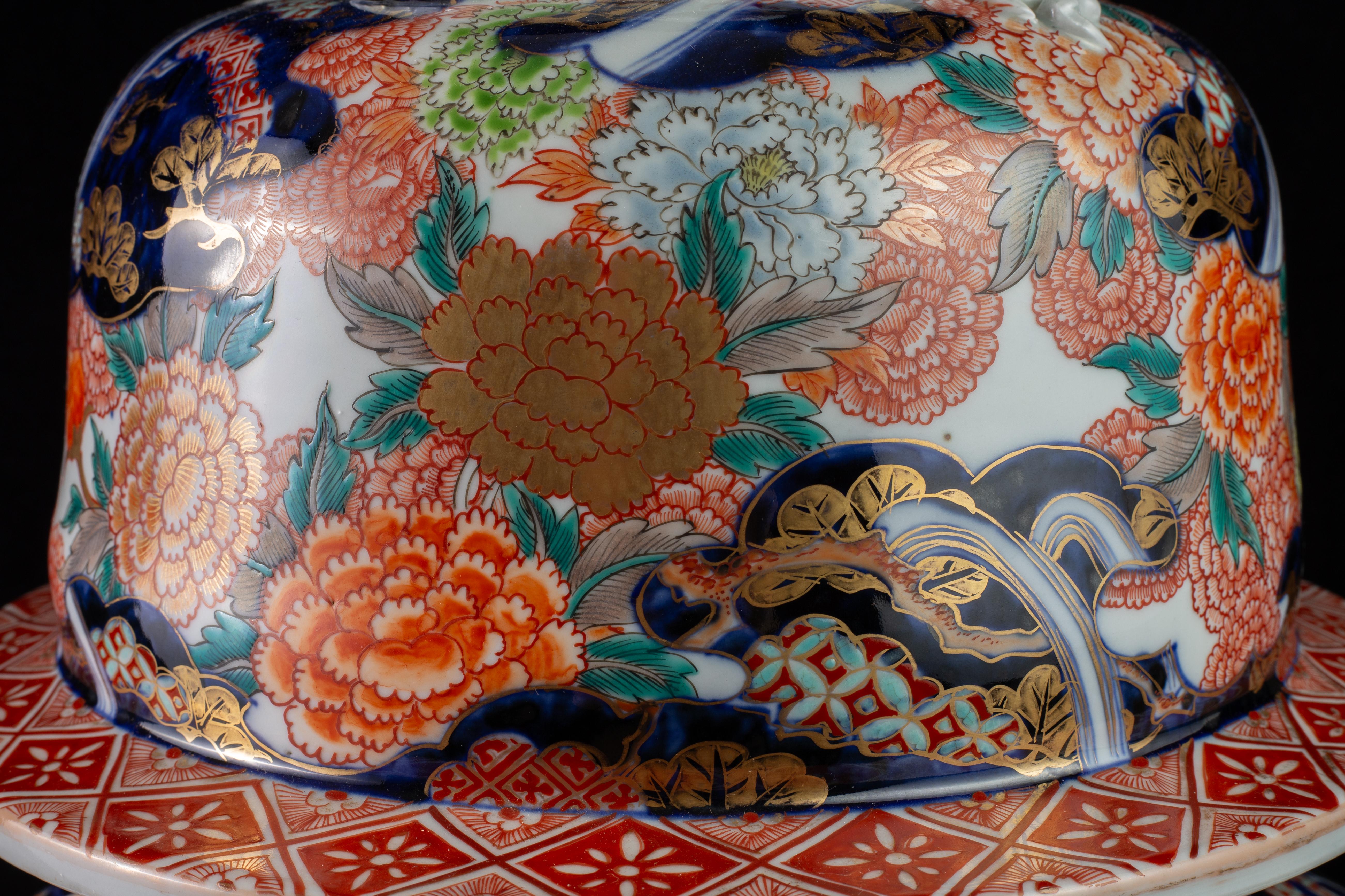 Vaso in porcellana Imari giapponese Massiv Meiji, draghi ad alto rilievo e terminale a forma di drago in vendita 6