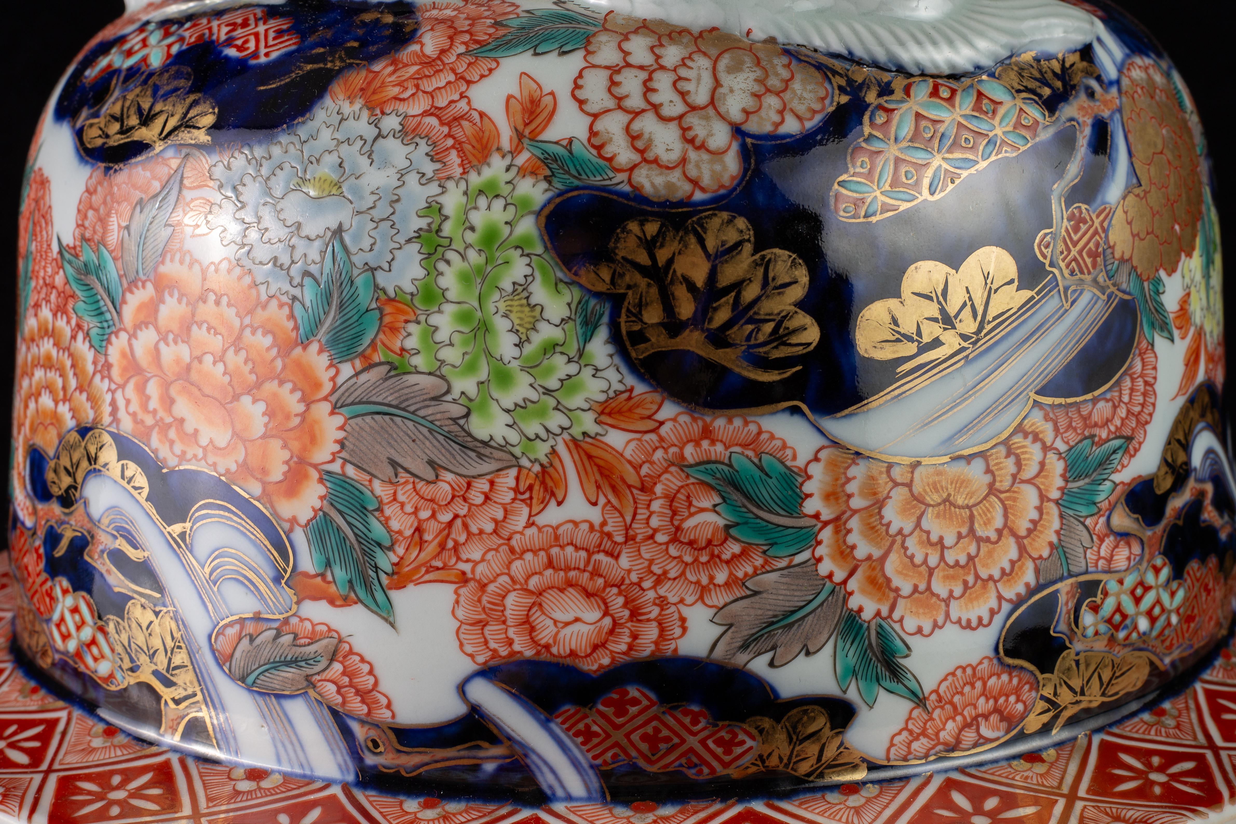 Vaso in porcellana Imari giapponese Massiv Meiji, draghi ad alto rilievo e terminale a forma di drago in vendita 7