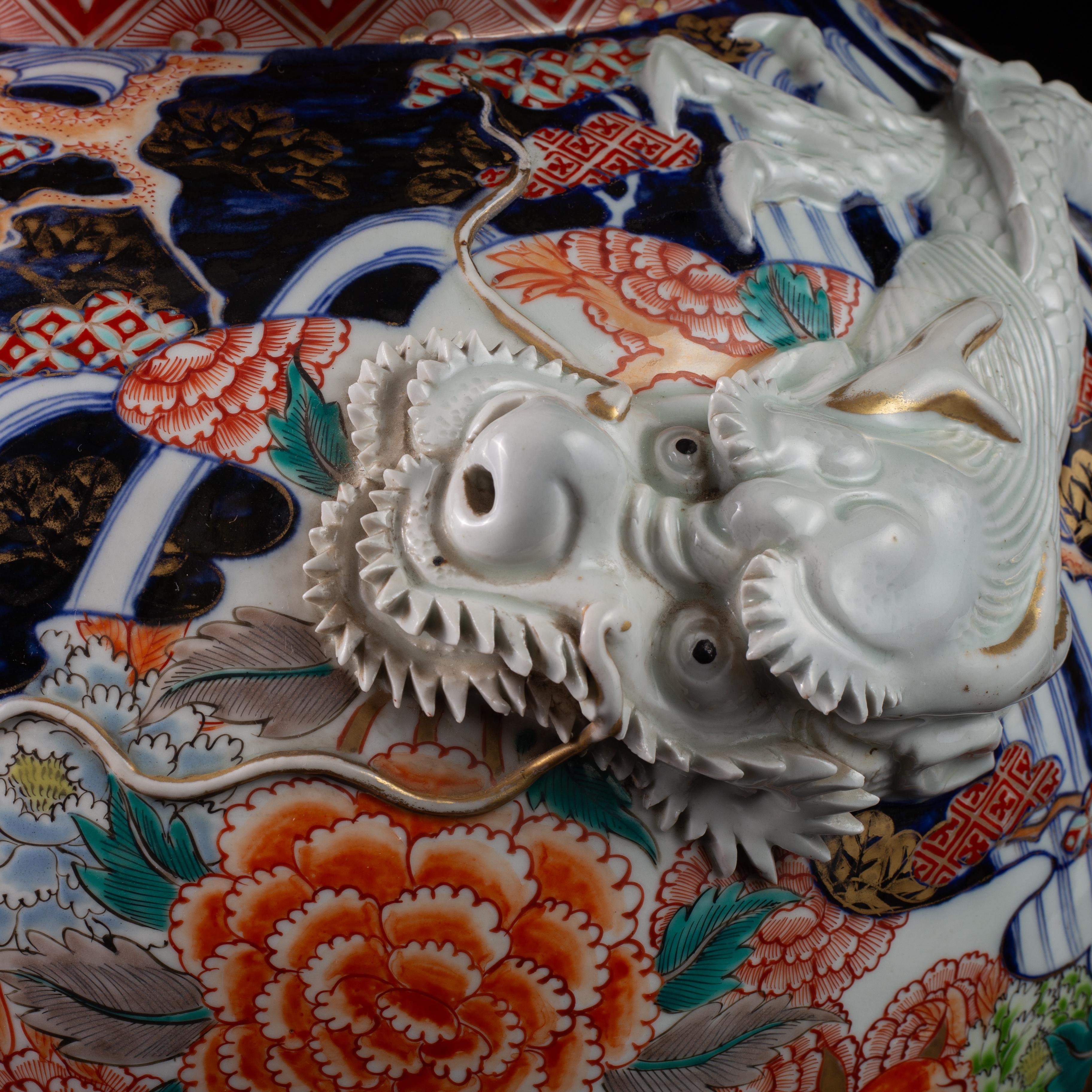 Vaso in porcellana Imari giapponese Massiv Meiji, draghi ad alto rilievo e terminale a forma di drago in vendita 8