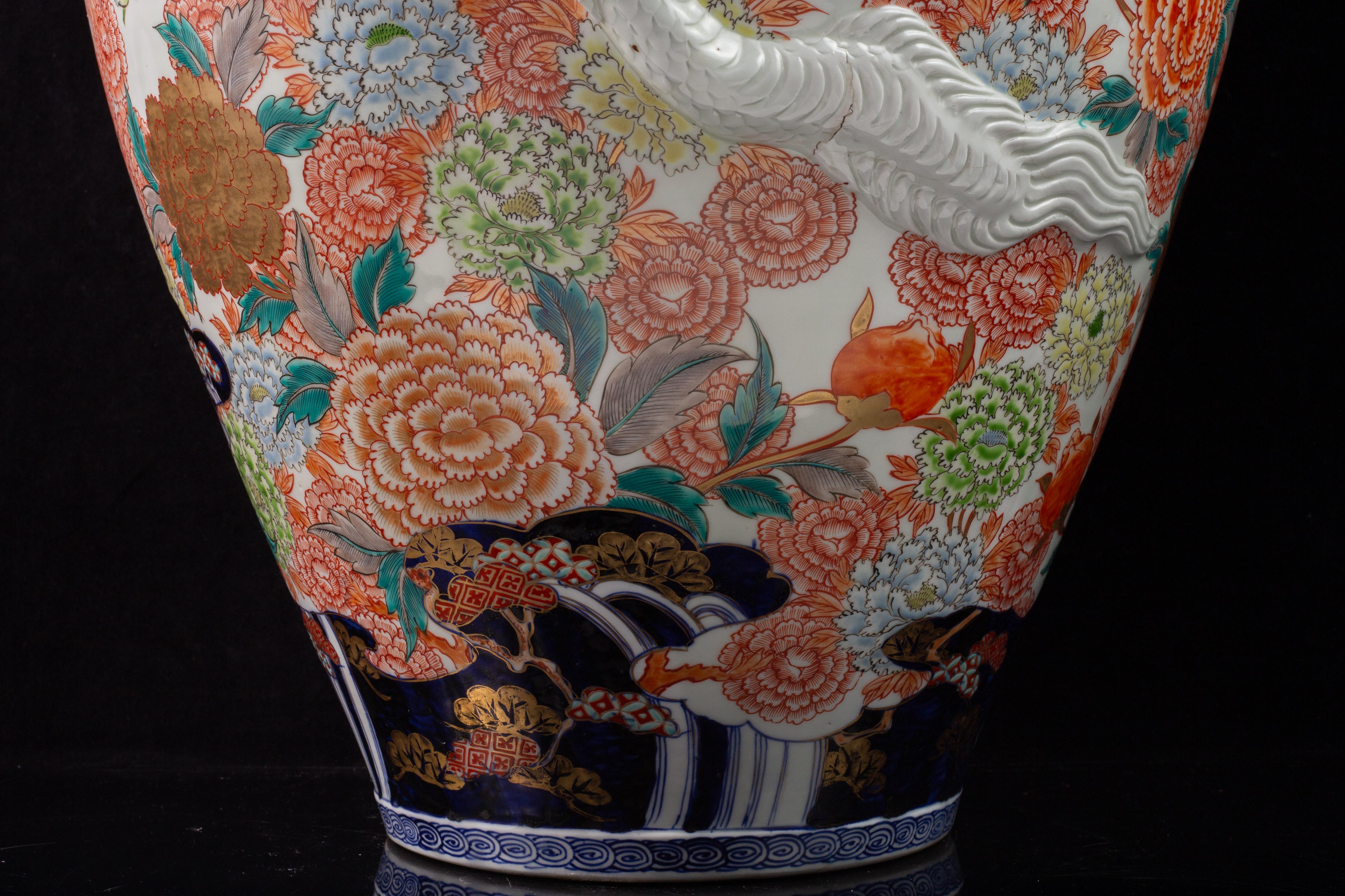 Vaso in porcellana Imari giapponese Massiv Meiji, draghi ad alto rilievo e terminale a forma di drago in vendita 9