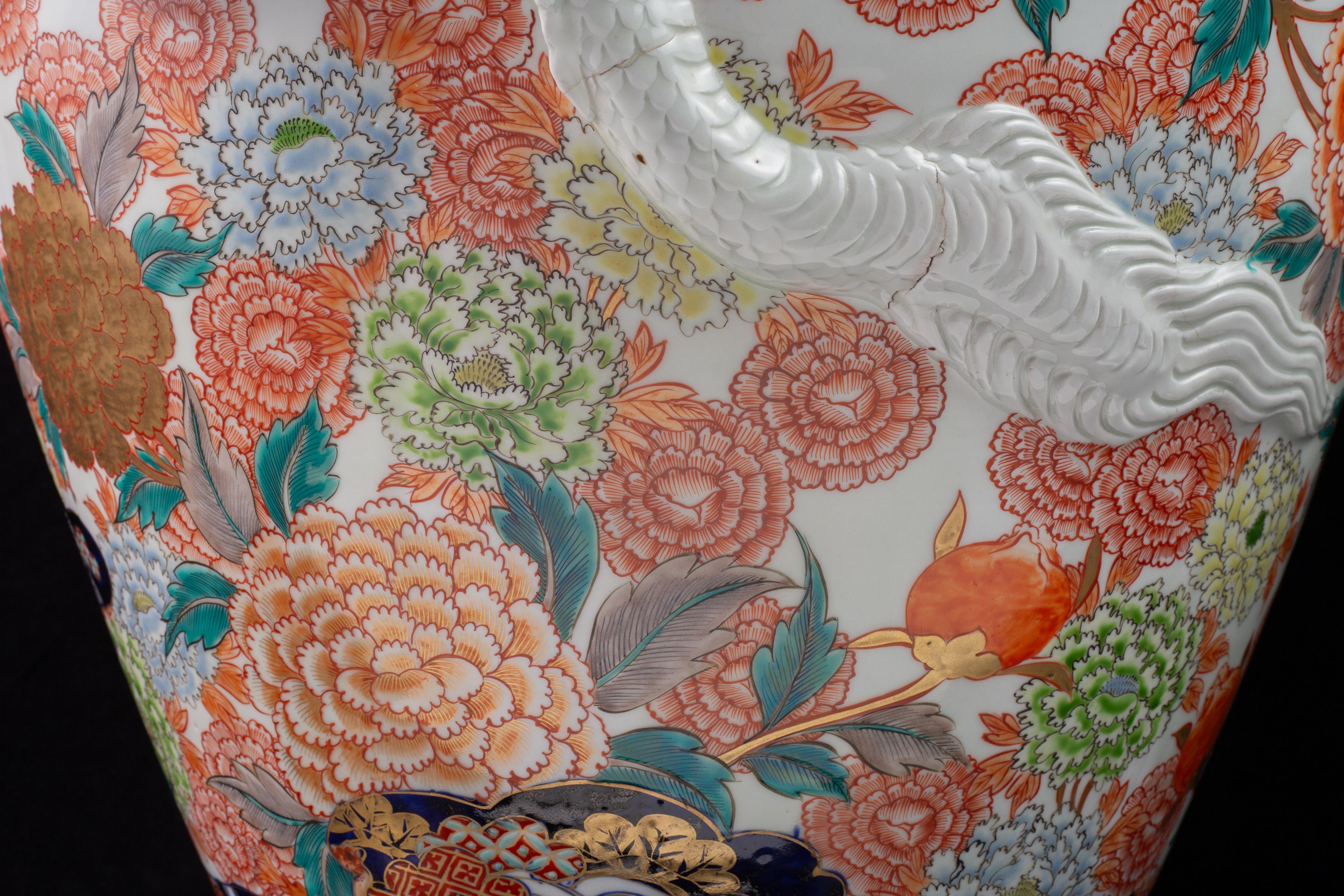 Vaso in porcellana Imari giapponese Massiv Meiji, draghi ad alto rilievo e terminale a forma di drago in vendita 10
