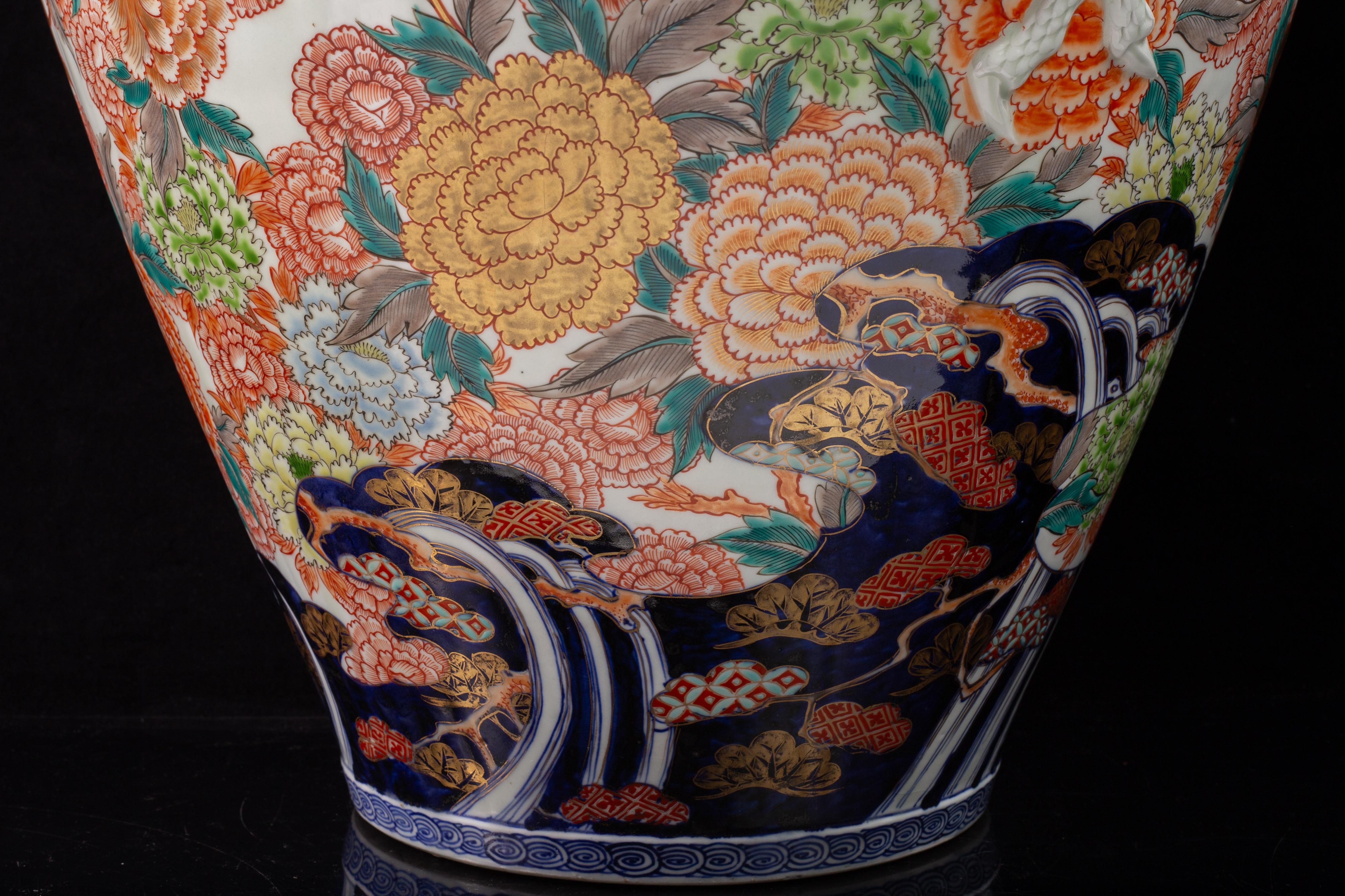 Vaso in porcellana Imari giapponese Massiv Meiji, draghi ad alto rilievo e terminale a forma di drago in vendita 11