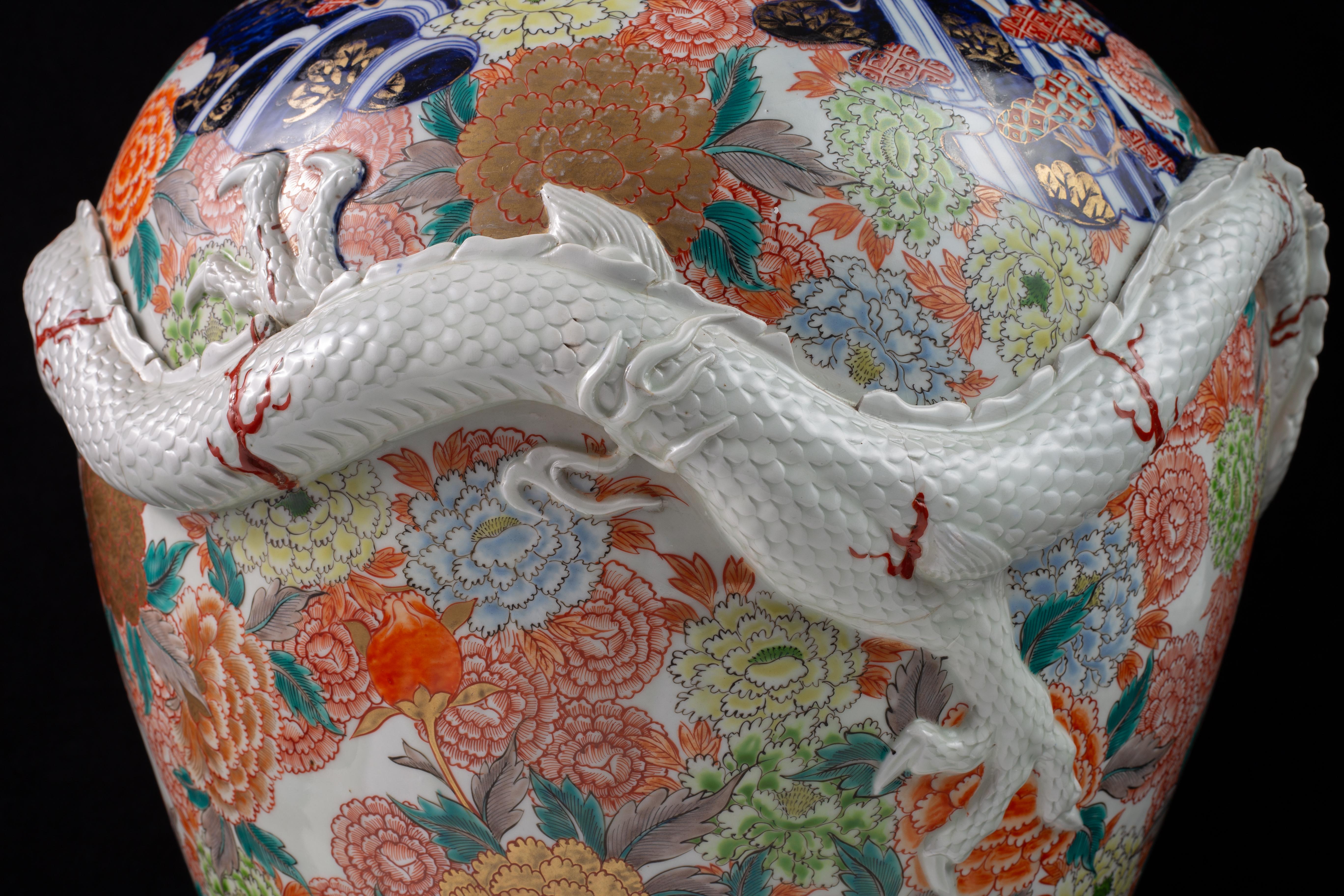 Vaso in porcellana Imari giapponese Massiv Meiji, draghi ad alto rilievo e terminale a forma di drago in vendita 12