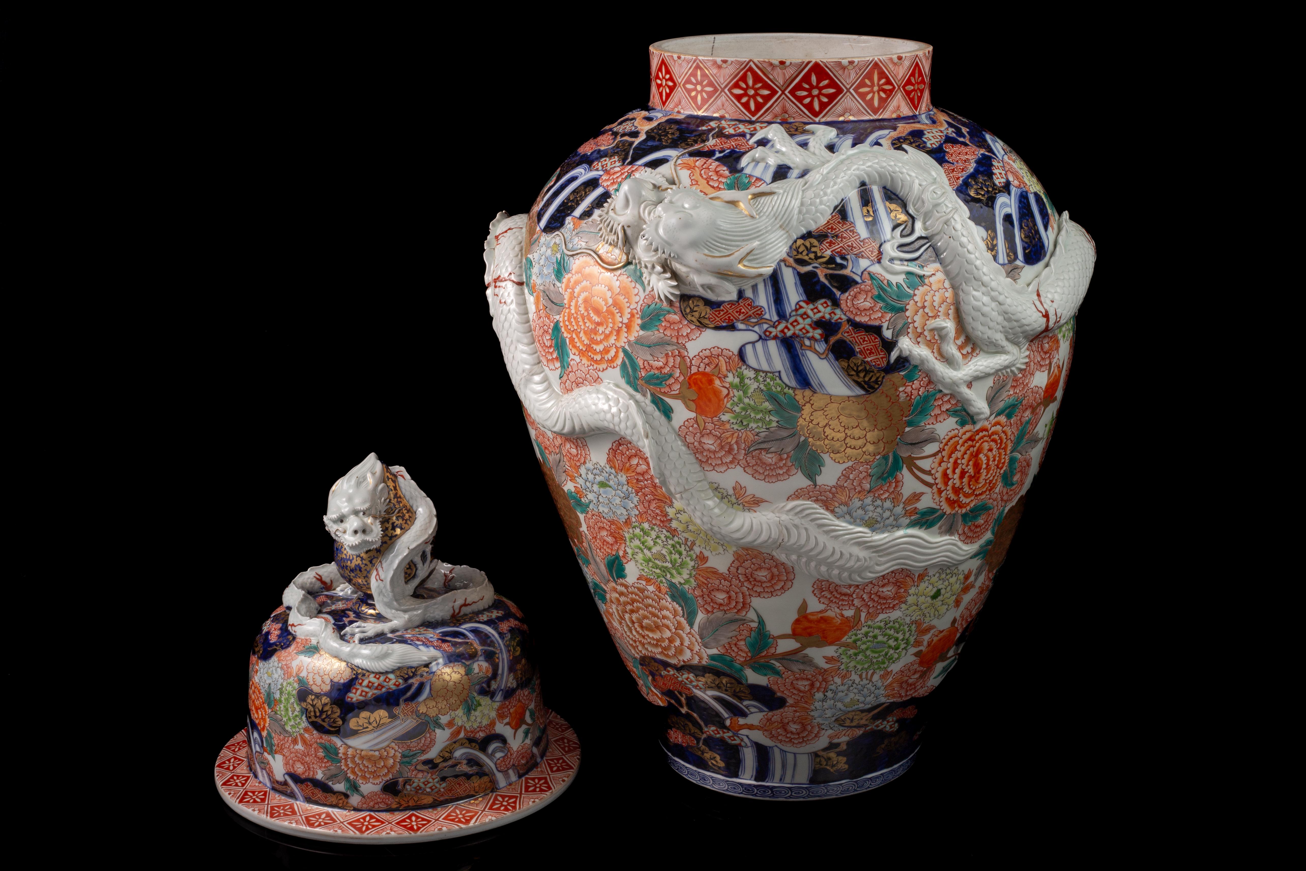 Vaso in porcellana Imari giapponese Massiv Meiji, draghi ad alto rilievo e terminale a forma di drago in vendita 13