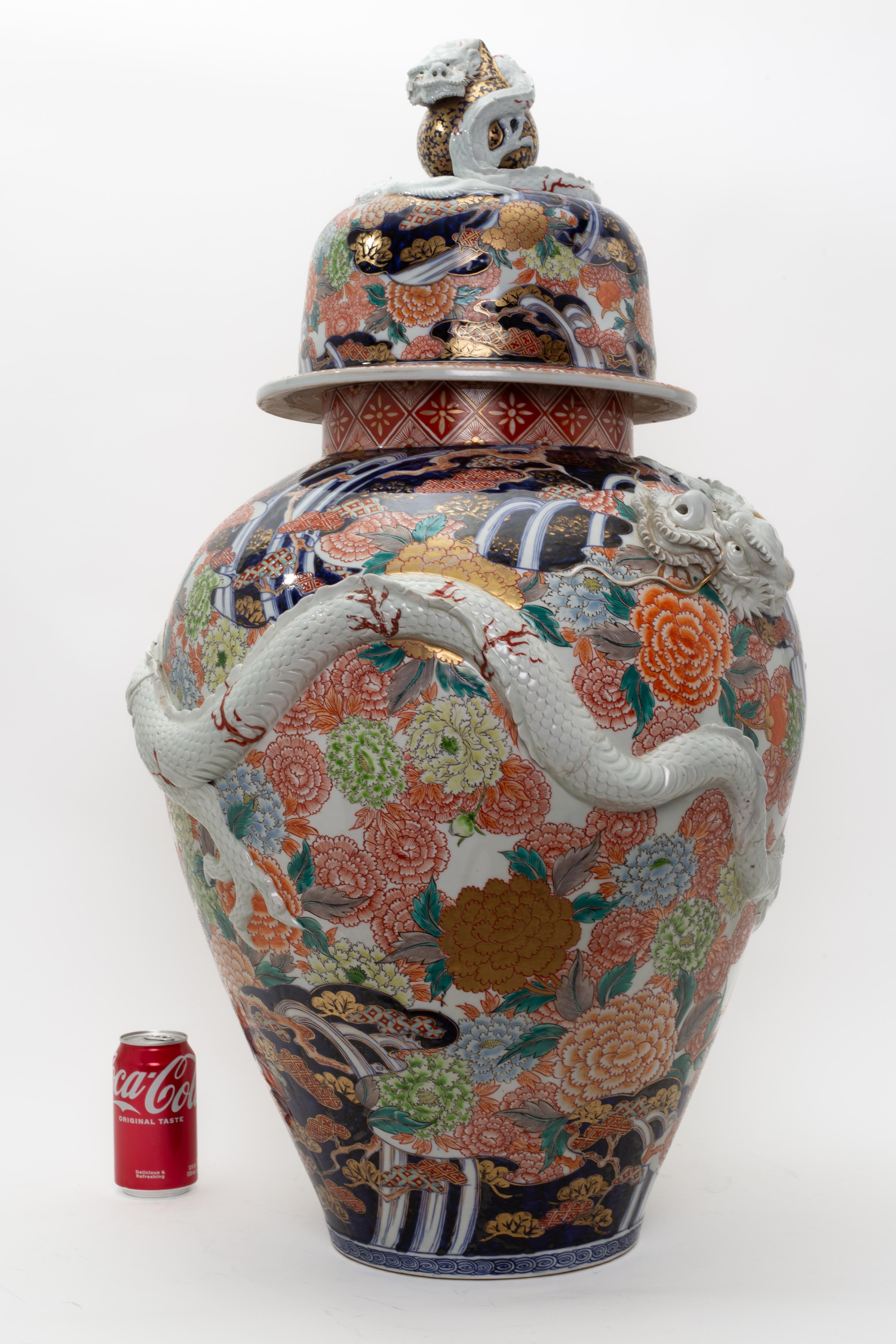 Grande vaso Imari giapponese del periodo Meiji con drago coperto, con drago ad alto rilievo e terminale a drago

Questo grande vaso di porcellana giapponese Imari Porcelain ha una forma a balaustro con un coperchio a cupola sormontato da un drago