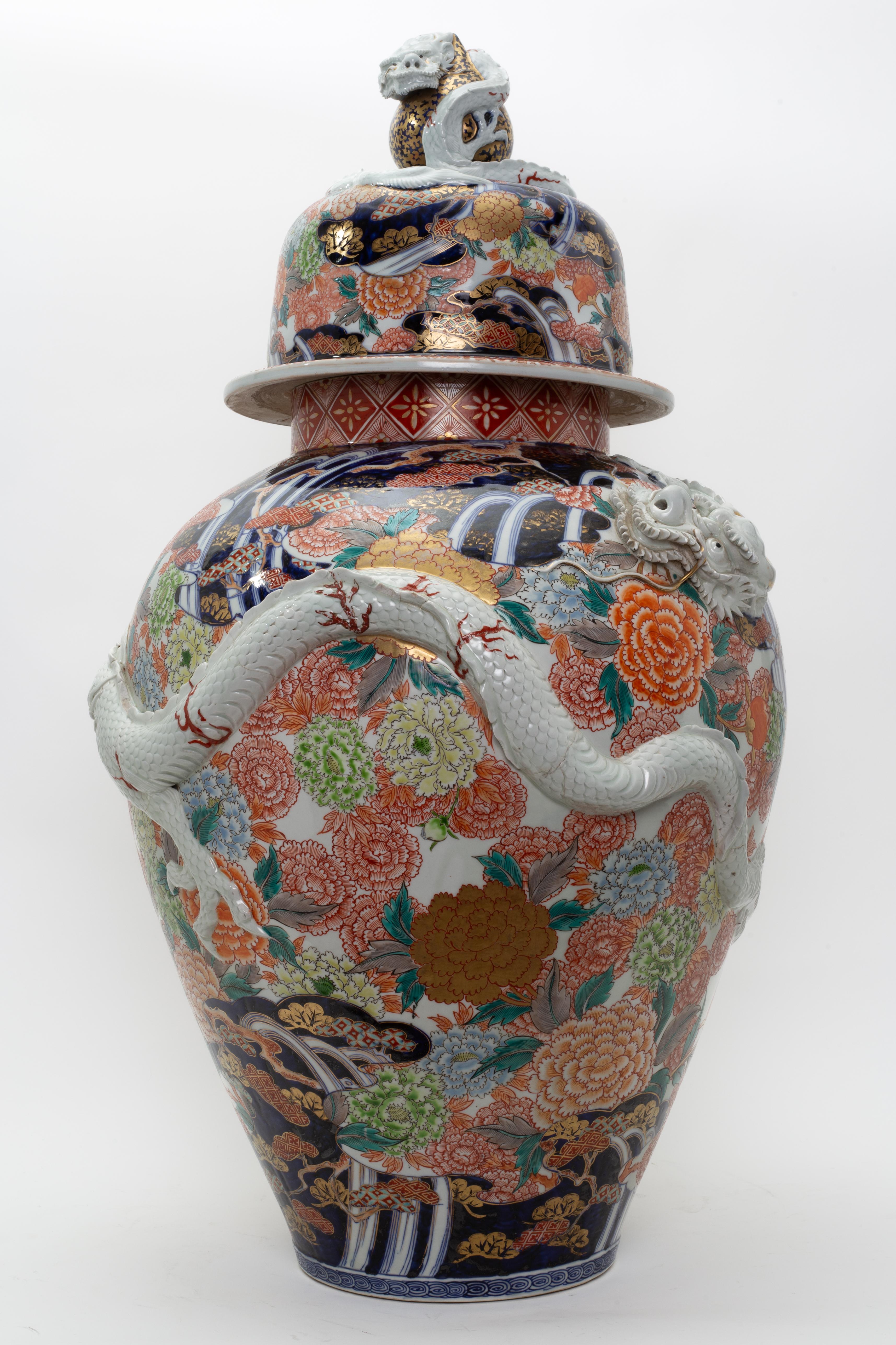 Dorato Vaso in porcellana Imari giapponese Massiv Meiji, draghi ad alto rilievo e terminale a forma di drago in vendita