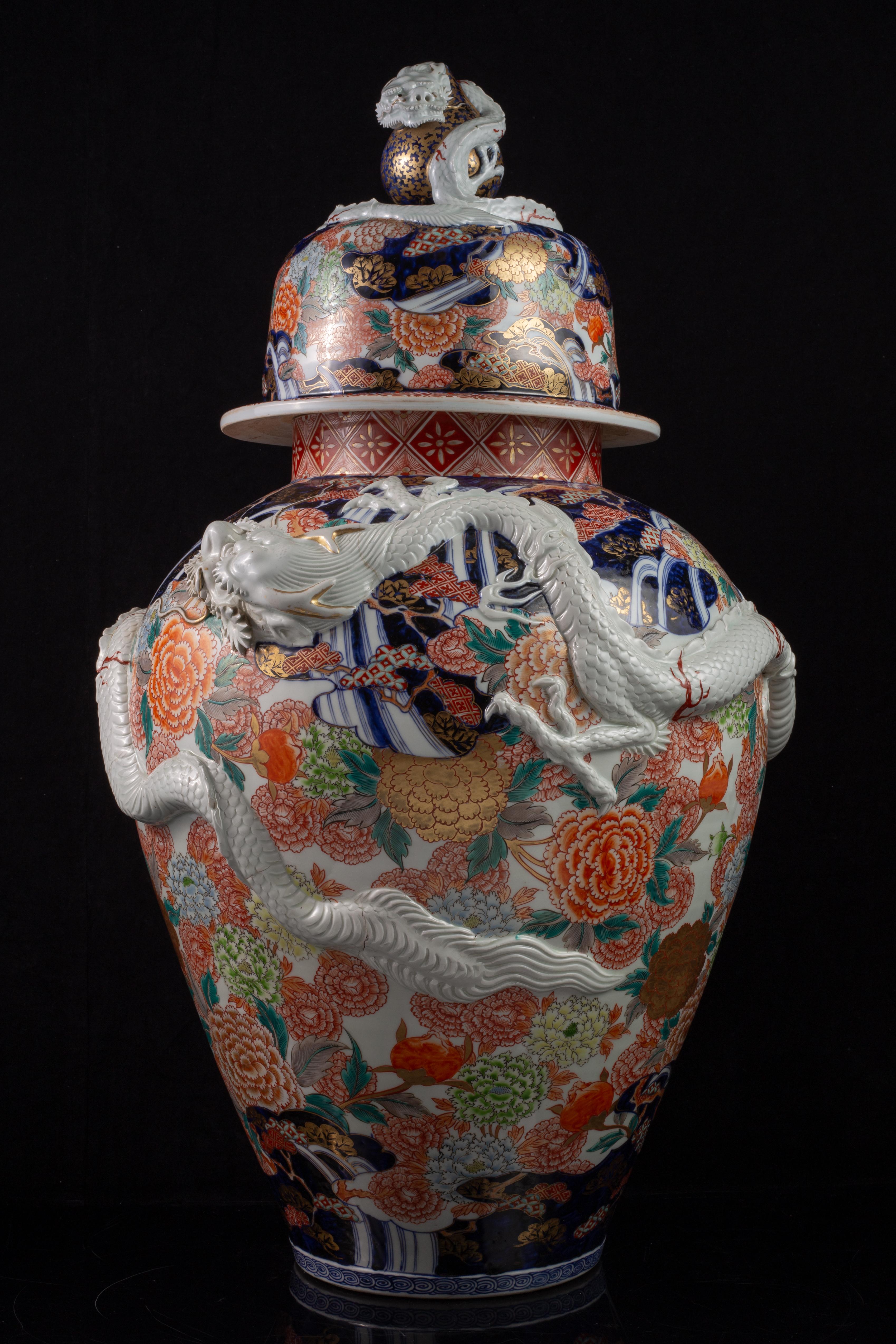 Vaso in porcellana Imari giapponese Massiv Meiji, draghi ad alto rilievo e terminale a forma di drago In condizioni buone in vendita a New York, NY