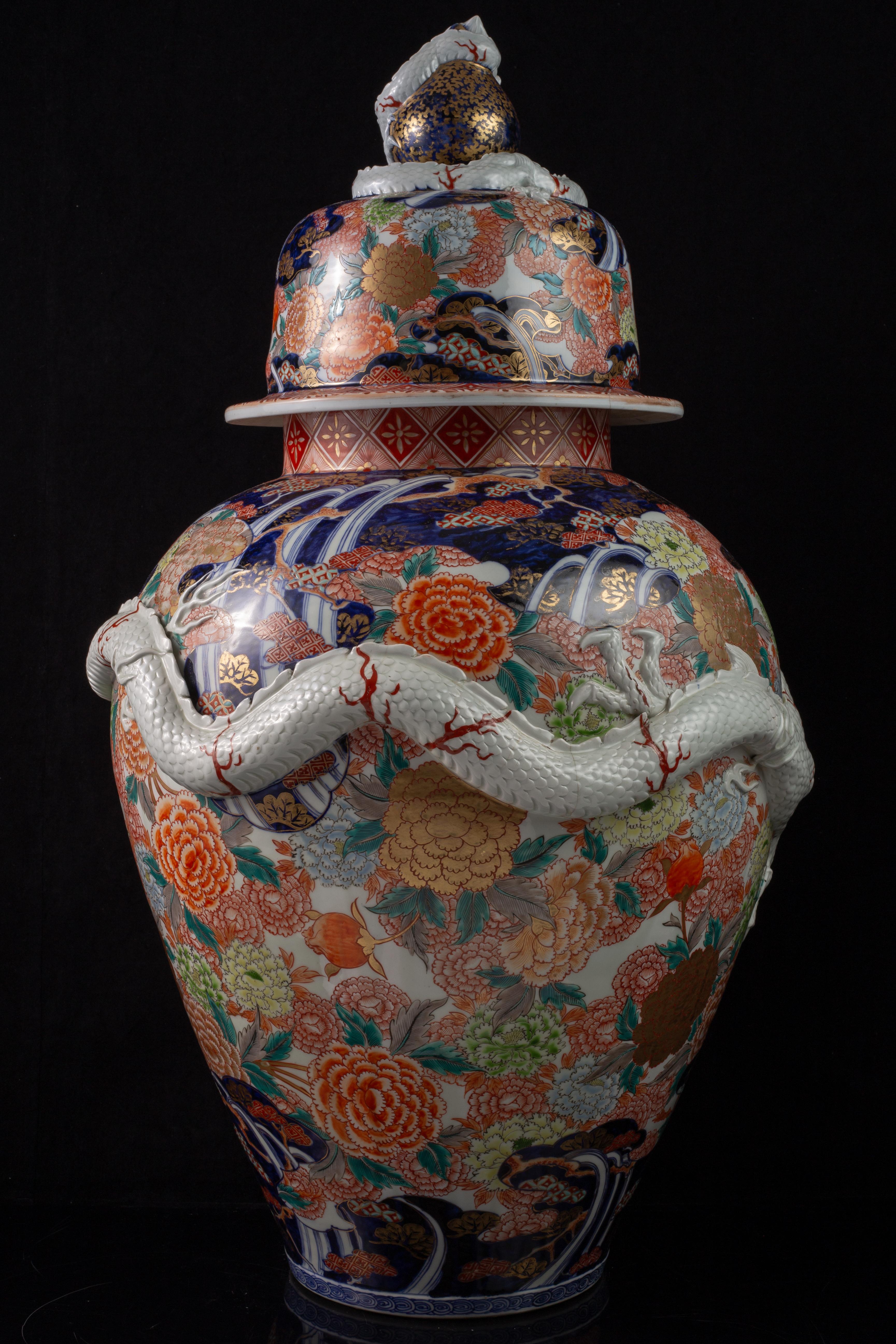 Fine XIX secolo Vaso in porcellana Imari giapponese Massiv Meiji, draghi ad alto rilievo e terminale a forma di drago in vendita