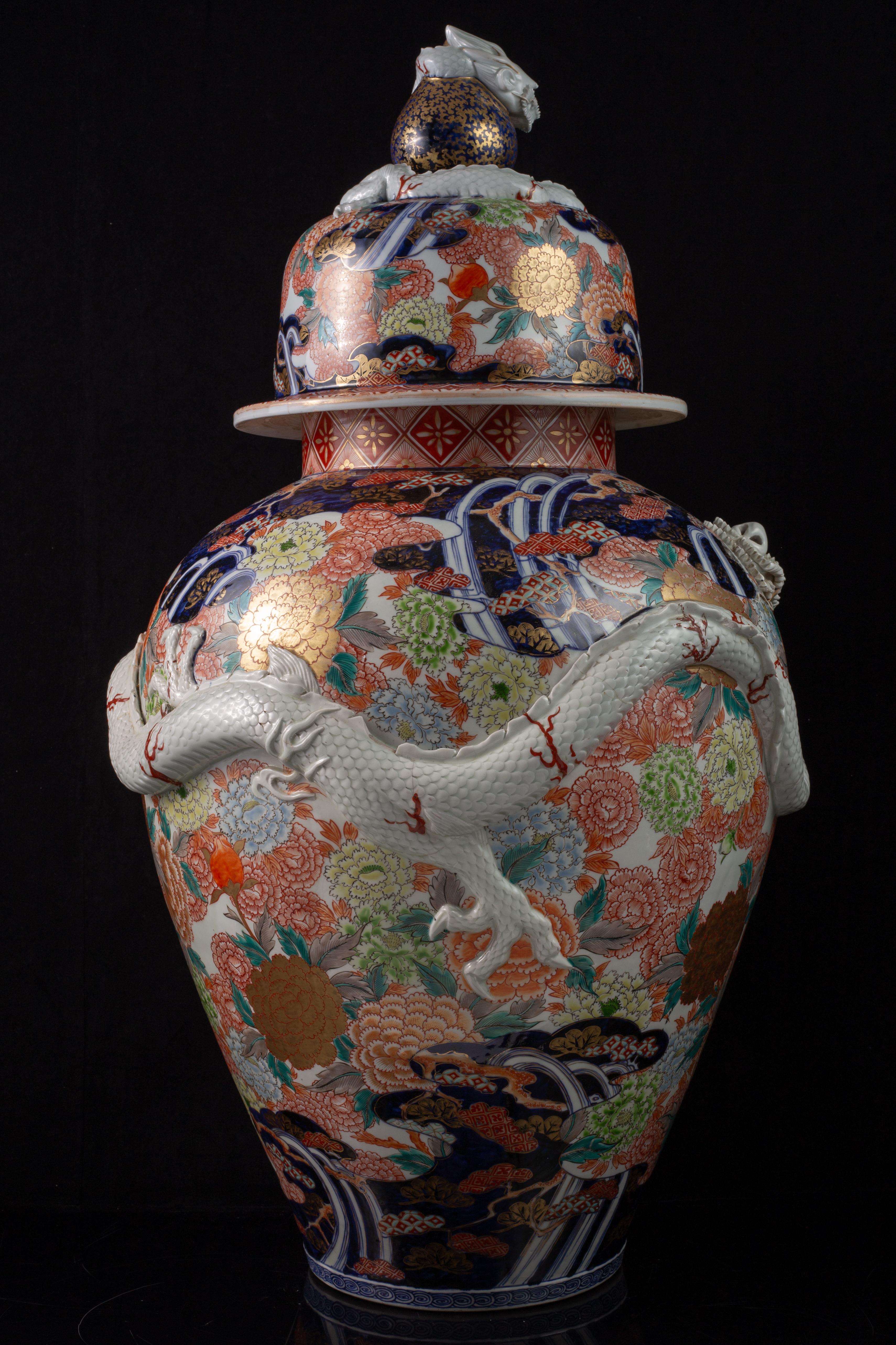 Porcellana Vaso in porcellana Imari giapponese Massiv Meiji, draghi ad alto rilievo e terminale a forma di drago in vendita