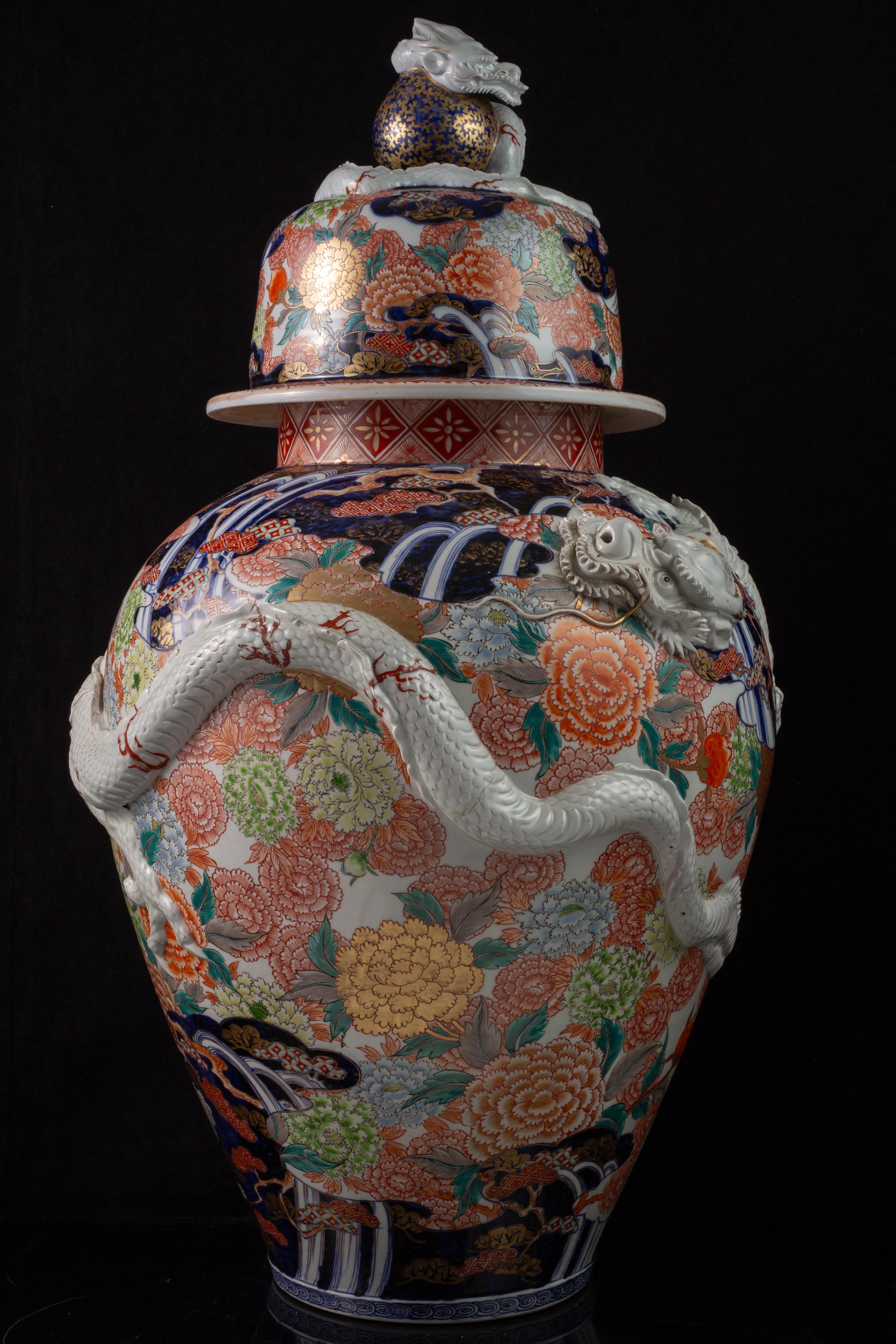 Vaso in porcellana Imari giapponese Massiv Meiji, draghi ad alto rilievo e terminale a forma di drago in vendita 1