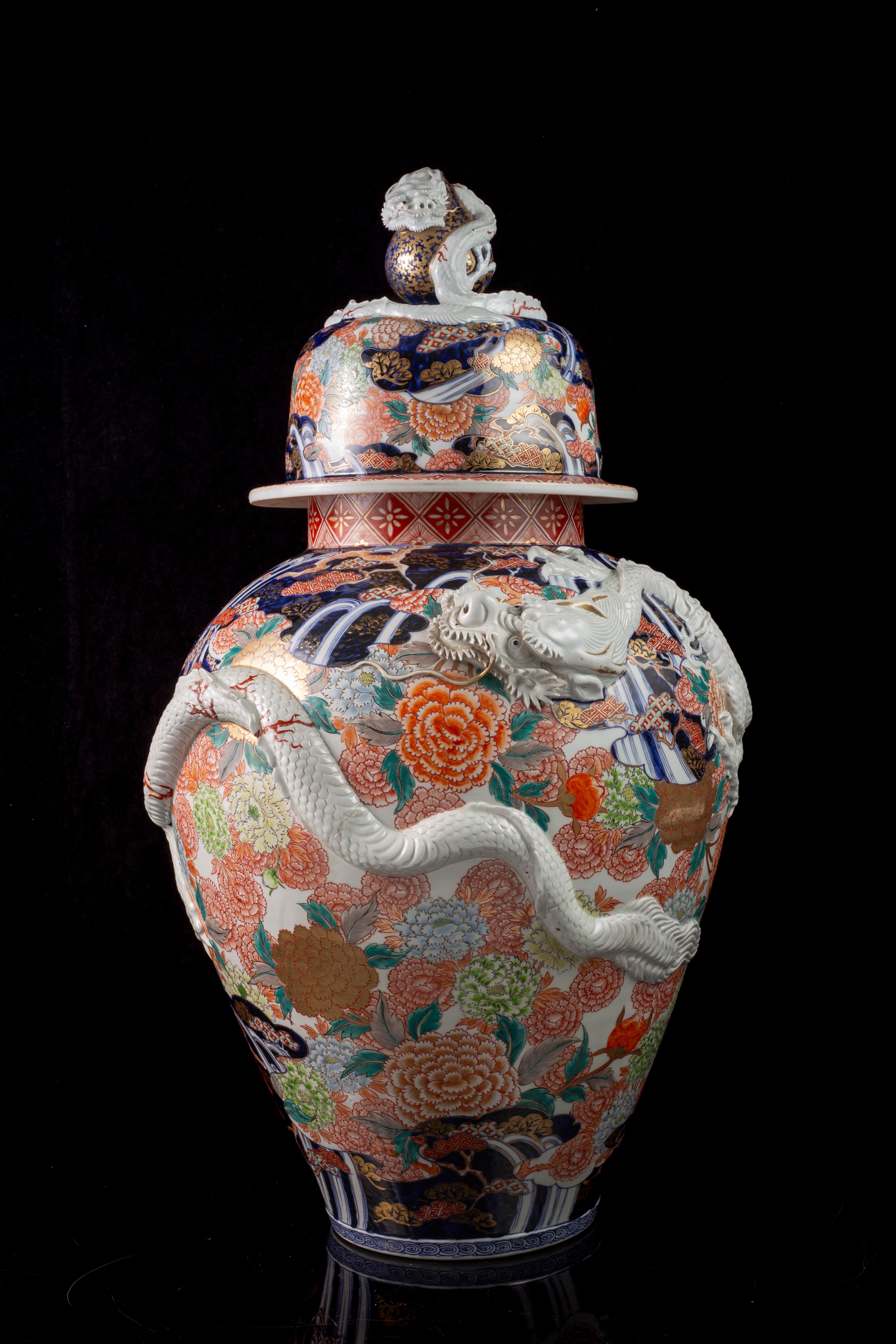 Vaso in porcellana Imari giapponese Massiv Meiji, draghi ad alto rilievo e terminale a forma di drago in vendita 2