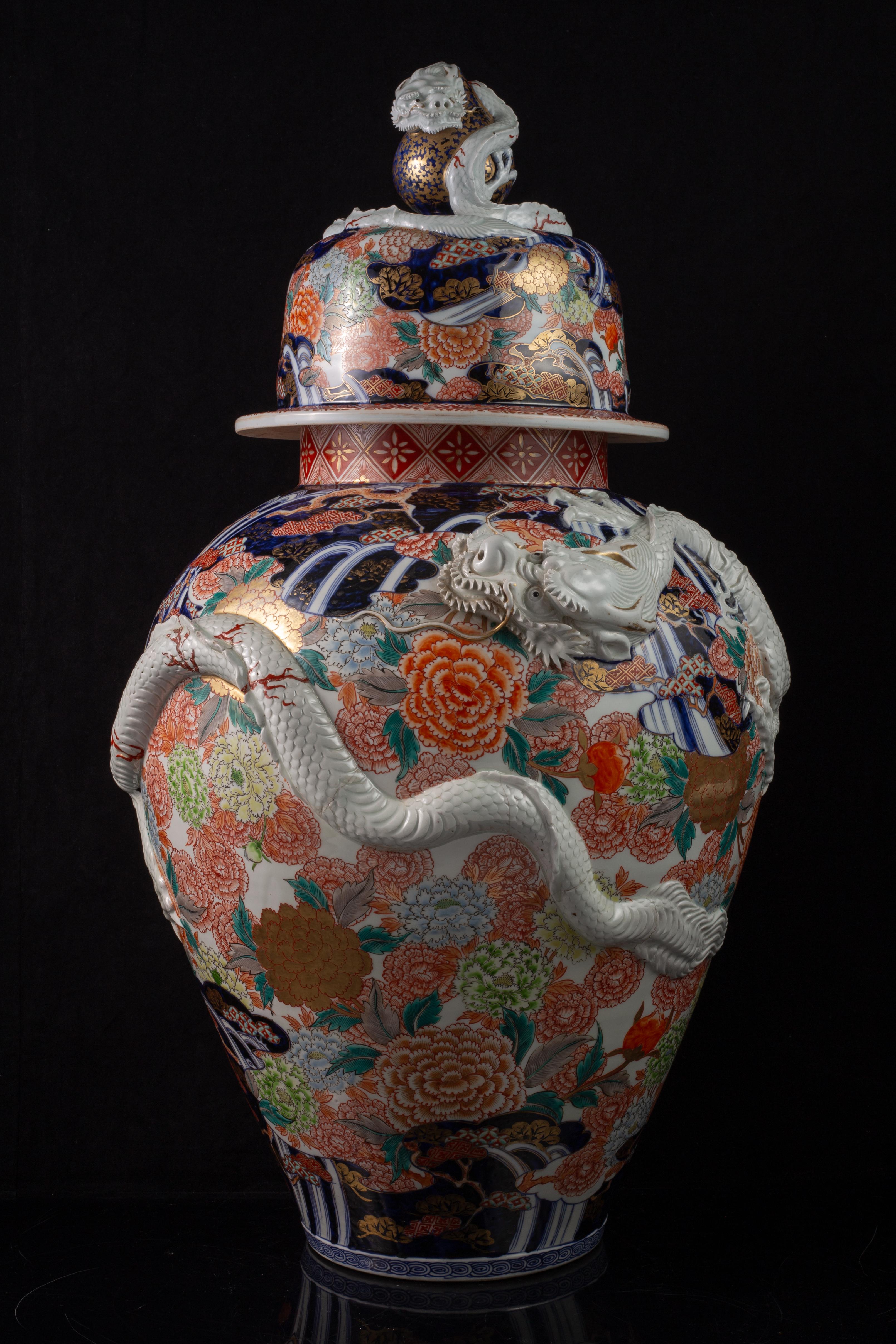 Vaso in porcellana Imari giapponese Massiv Meiji, draghi ad alto rilievo e terminale a forma di drago in vendita 3