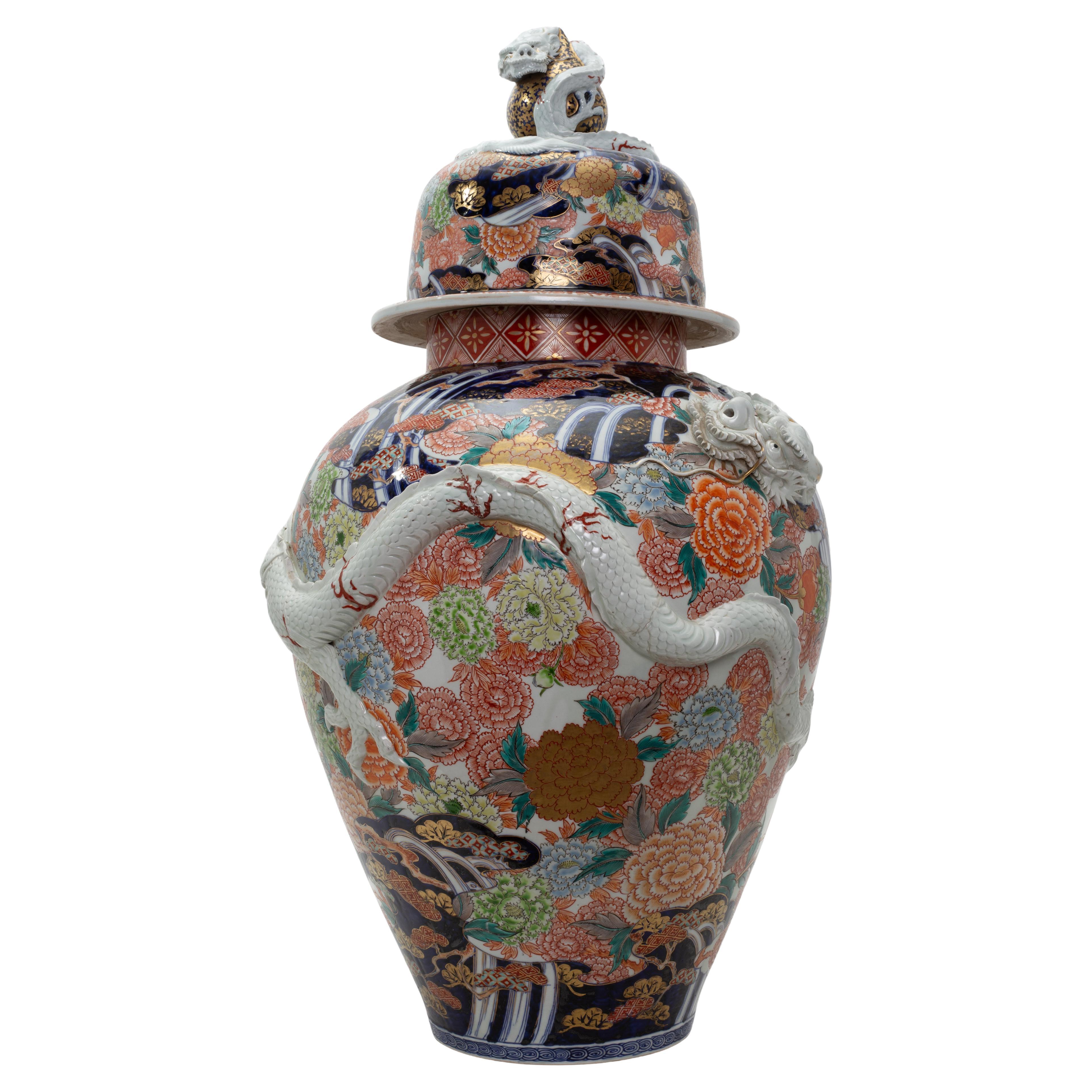 Vaso in porcellana Imari giapponese Massiv Meiji, draghi ad alto rilievo e terminale a forma di drago in vendita