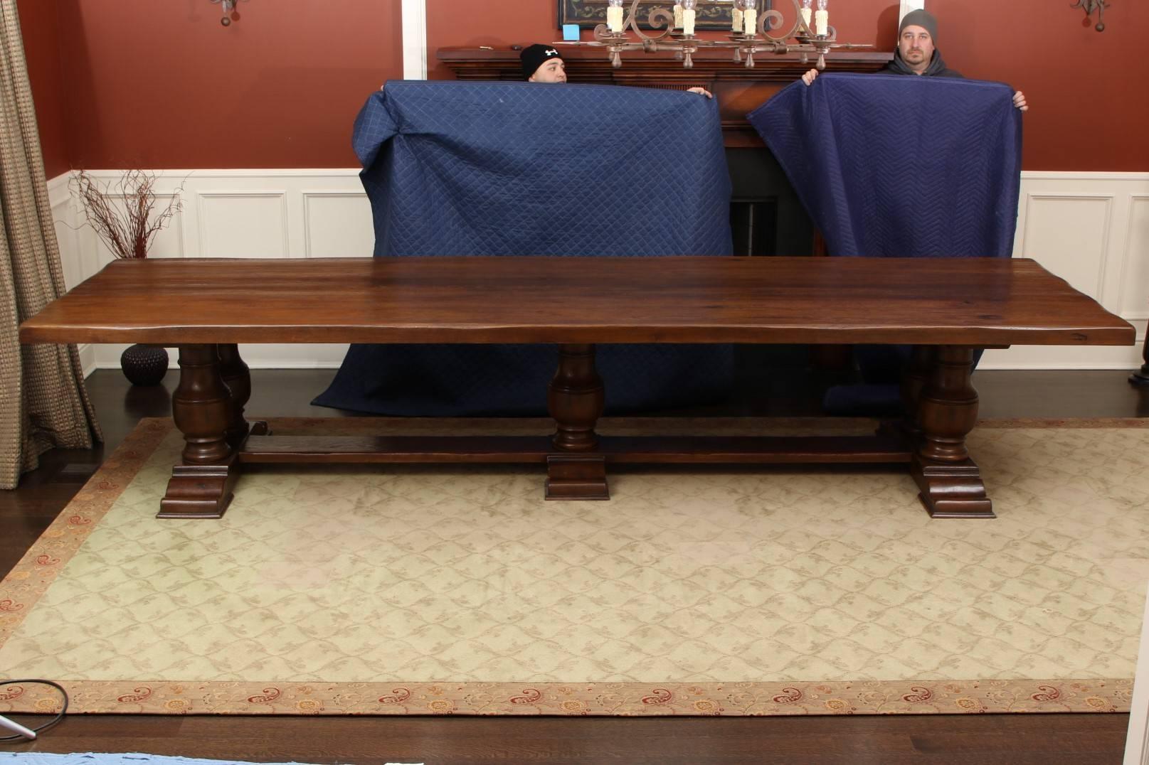 Monumentale table de style fermier français:: plateau de 13 pieds:: en chêne:: le plateau supérieur est relevé sur des paires de lourdes balustres montées sur les extrémités de traîneau sculptées et façonnées:: une au centre montée sur la longue